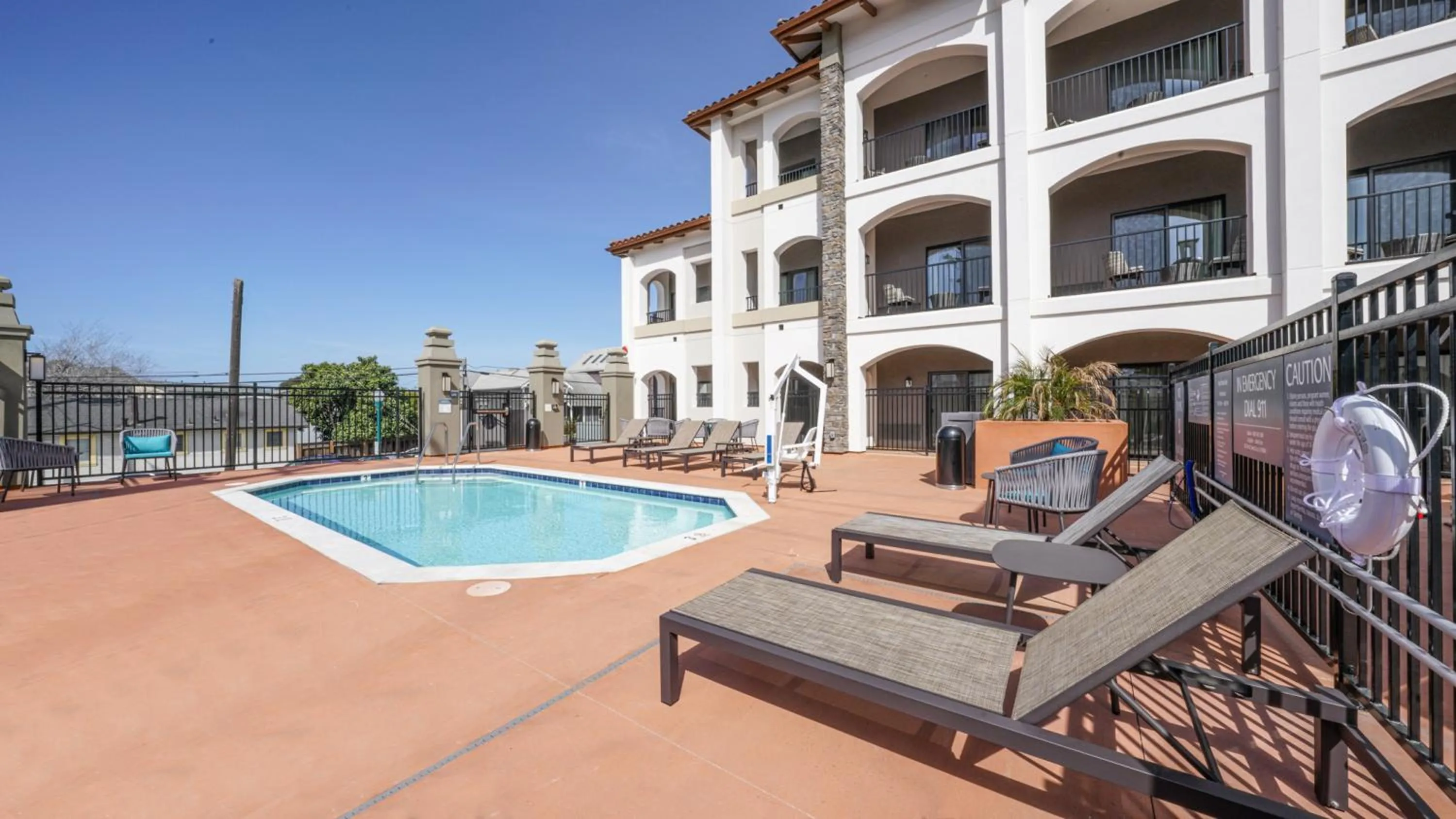 Swimming pool in La Quinta Inn & Suites by Wyndham Santa Cruz