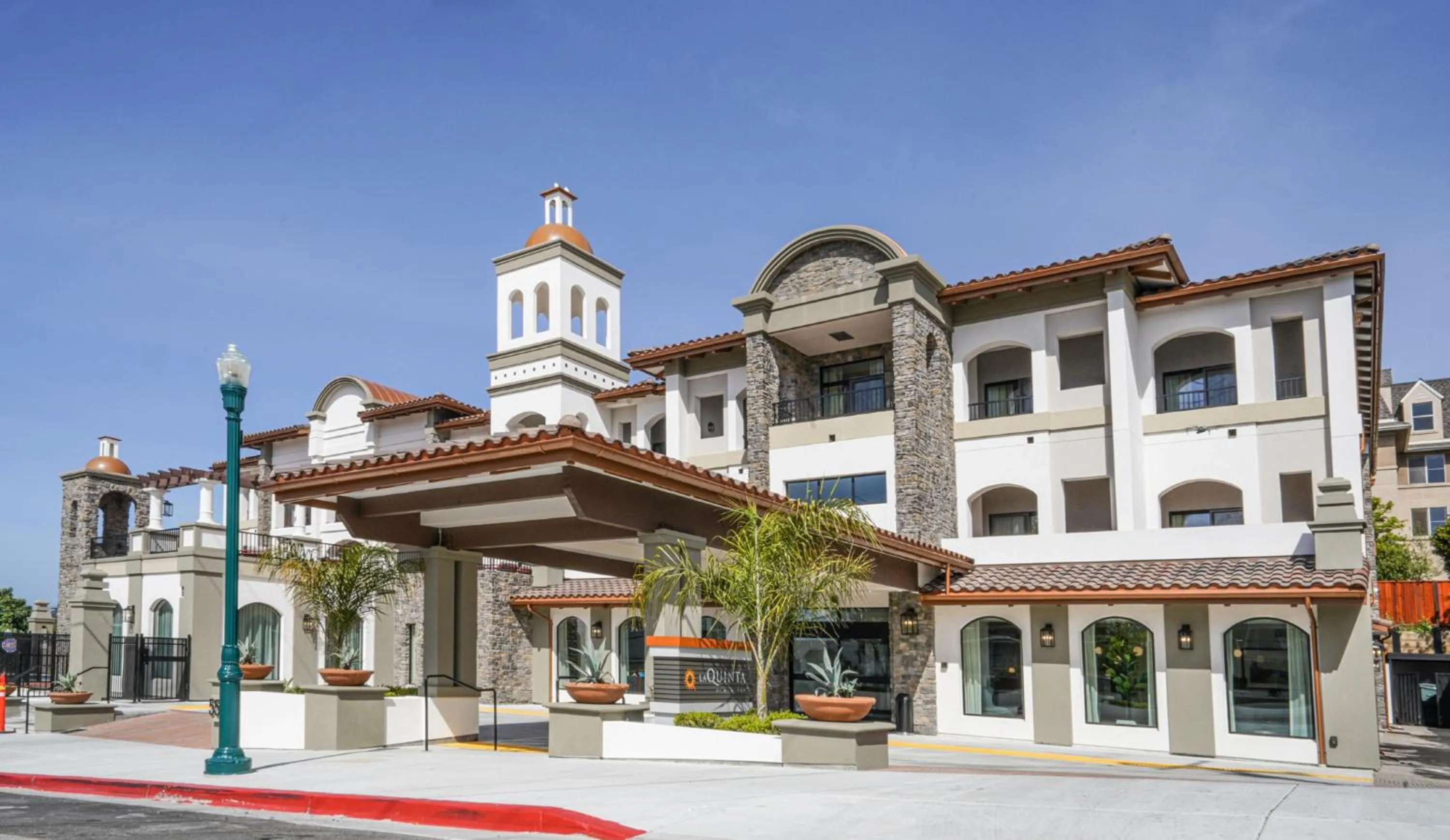Property building in La Quinta Inn & Suites by Wyndham Santa Cruz