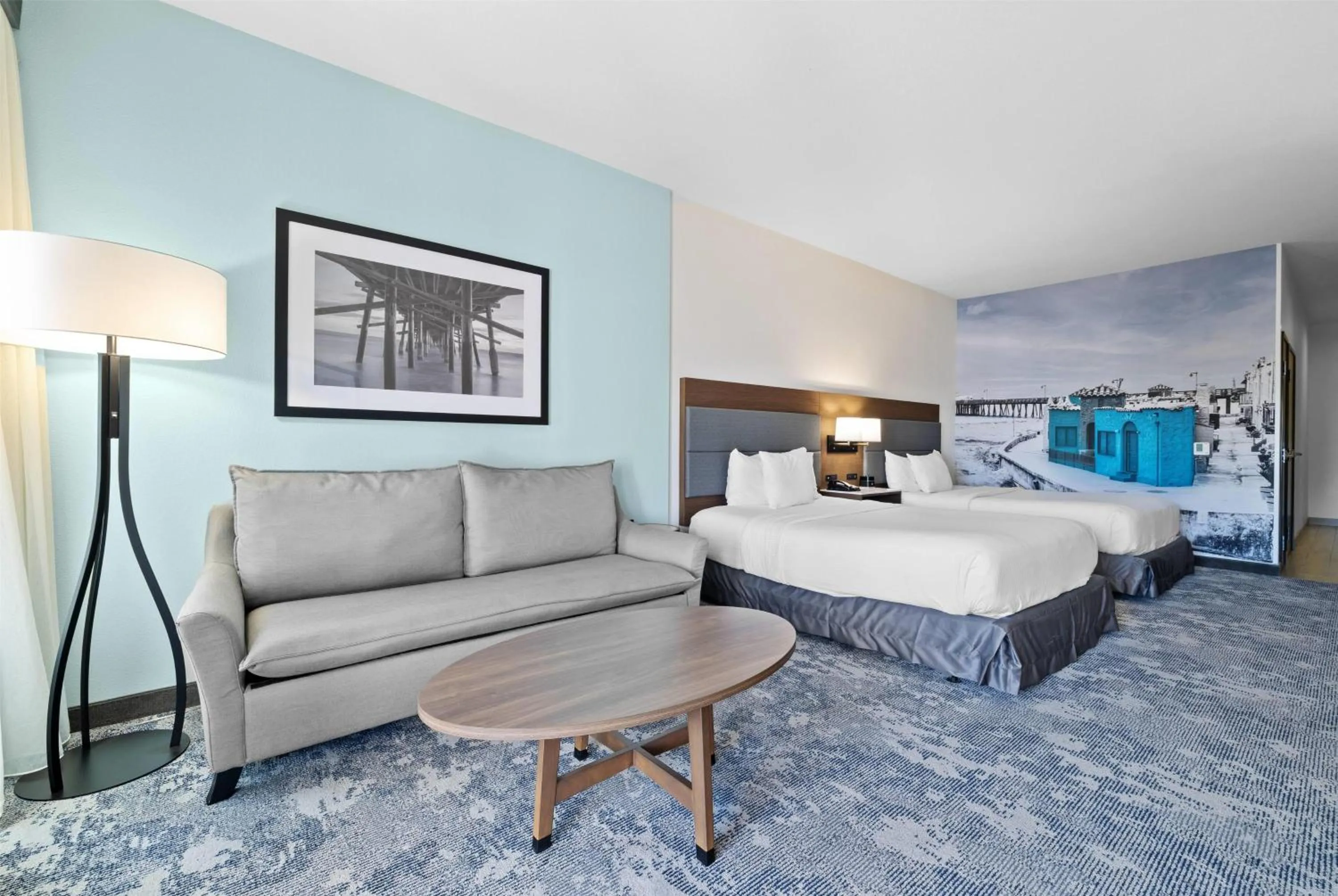 Photo of the whole room, Bed in La Quinta Inn & Suites by Wyndham Santa Cruz