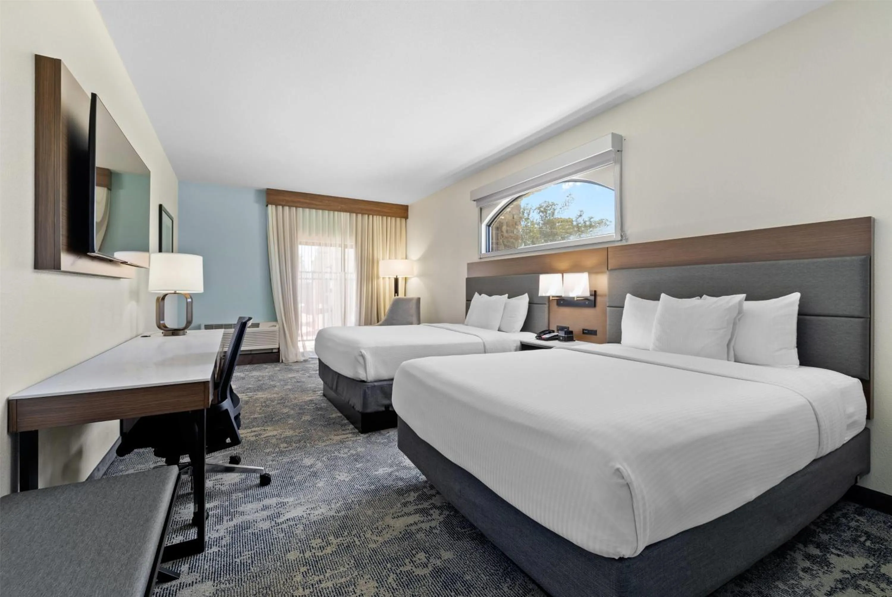 Photo of the whole room, Bed in La Quinta Inn & Suites by Wyndham Santa Cruz