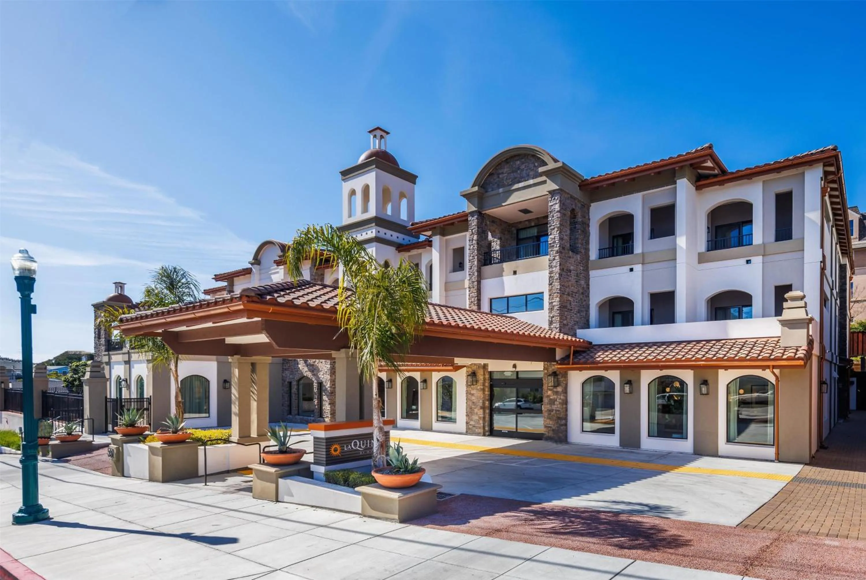 Property building in La Quinta Inn & Suites by Wyndham Santa Cruz