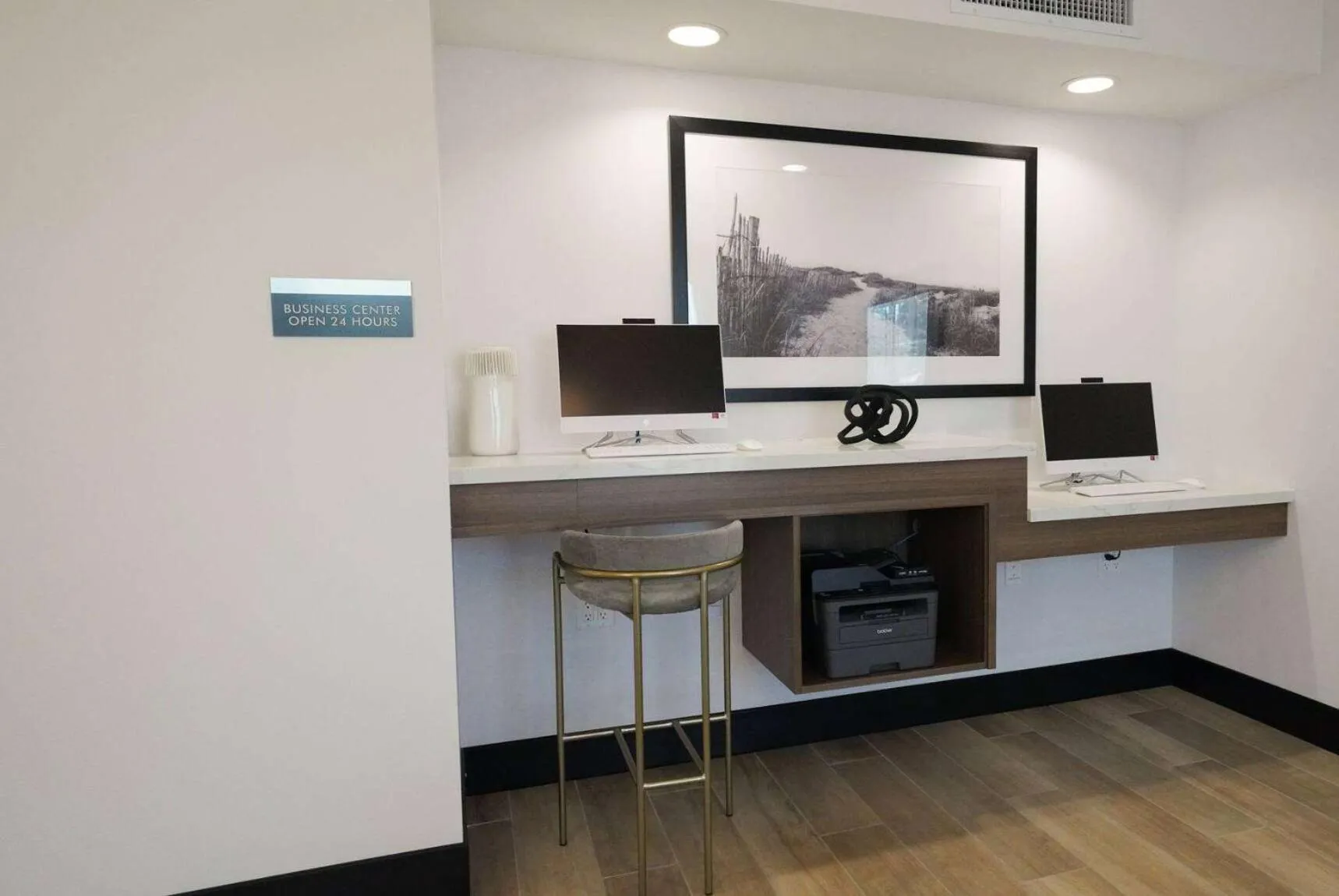 Business facilities in La Quinta Inn & Suites by Wyndham Santa Cruz