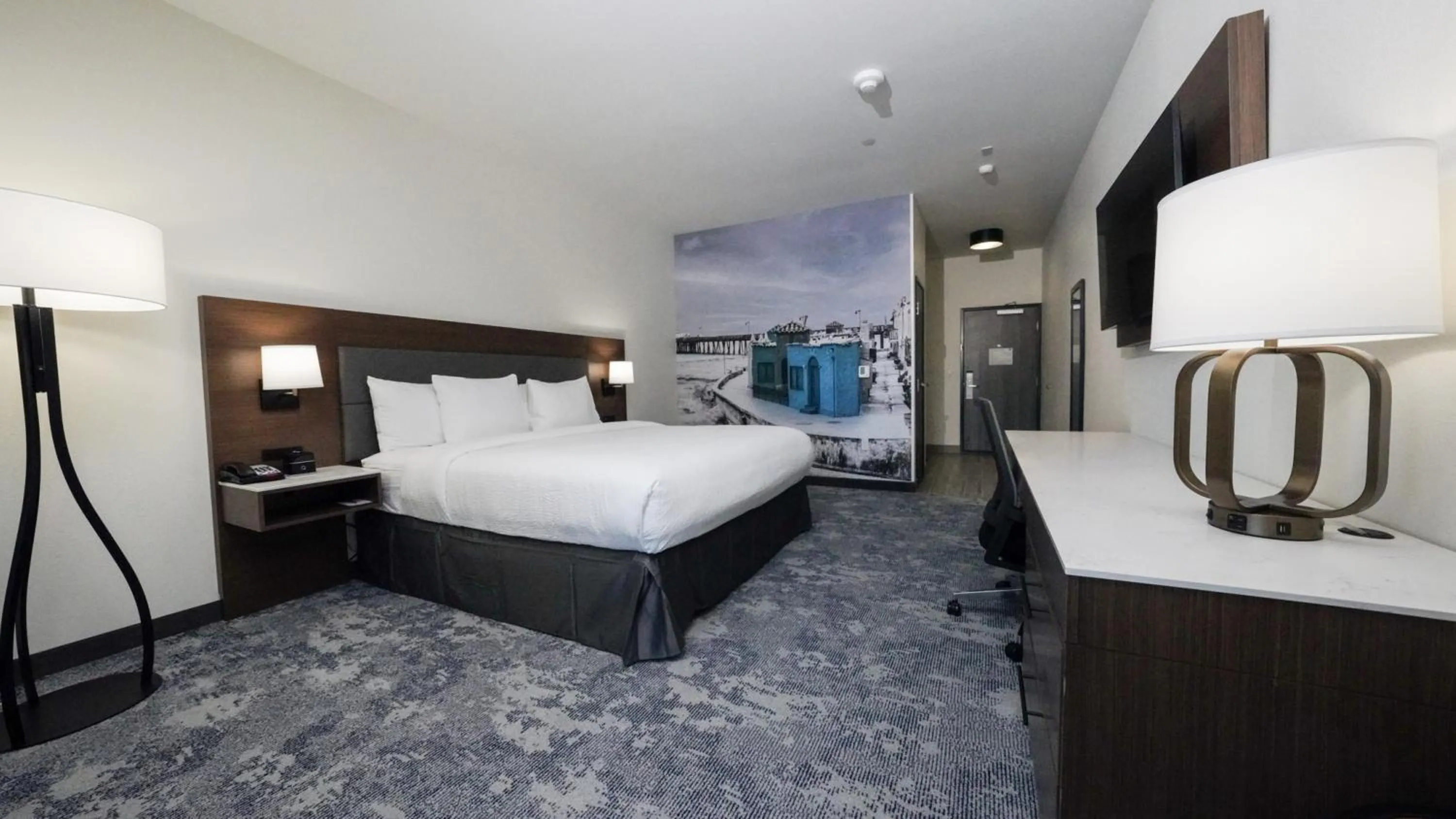 Photo of the whole room, Bed in La Quinta Inn & Suites by Wyndham Santa Cruz