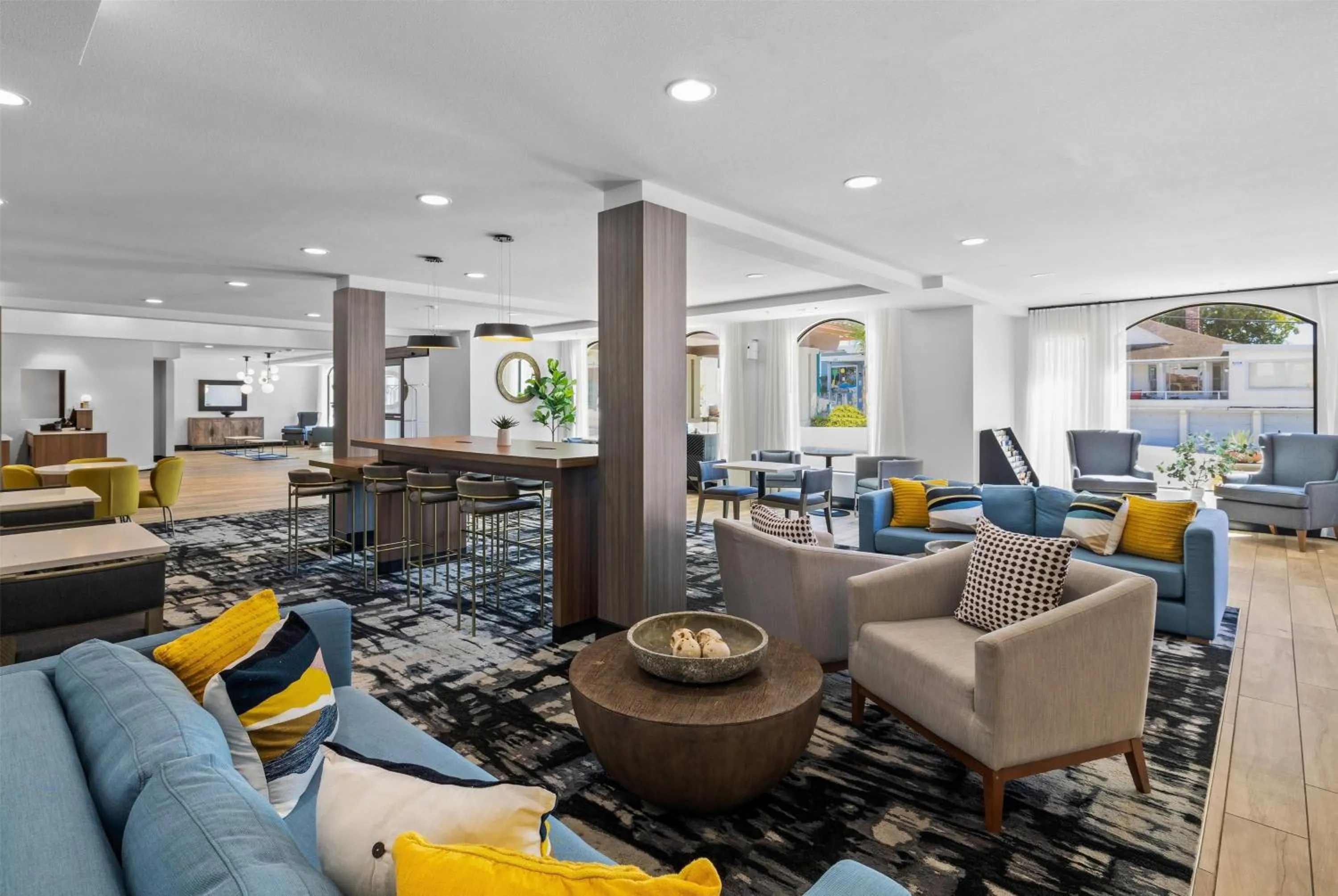Communal lounge/ TV room in La Quinta Inn & Suites by Wyndham Santa Cruz