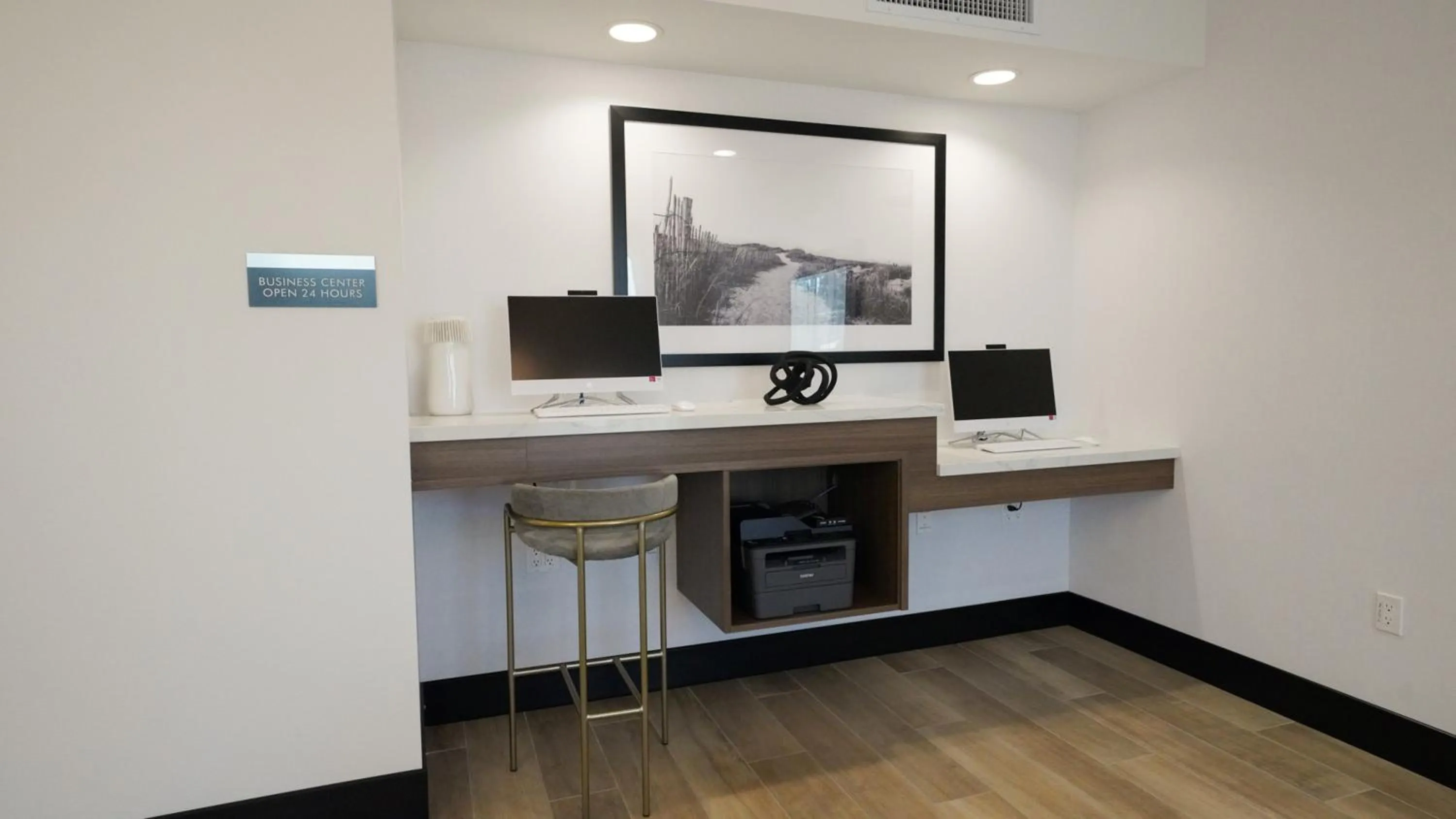 Business facilities in La Quinta Inn & Suites by Wyndham Santa Cruz