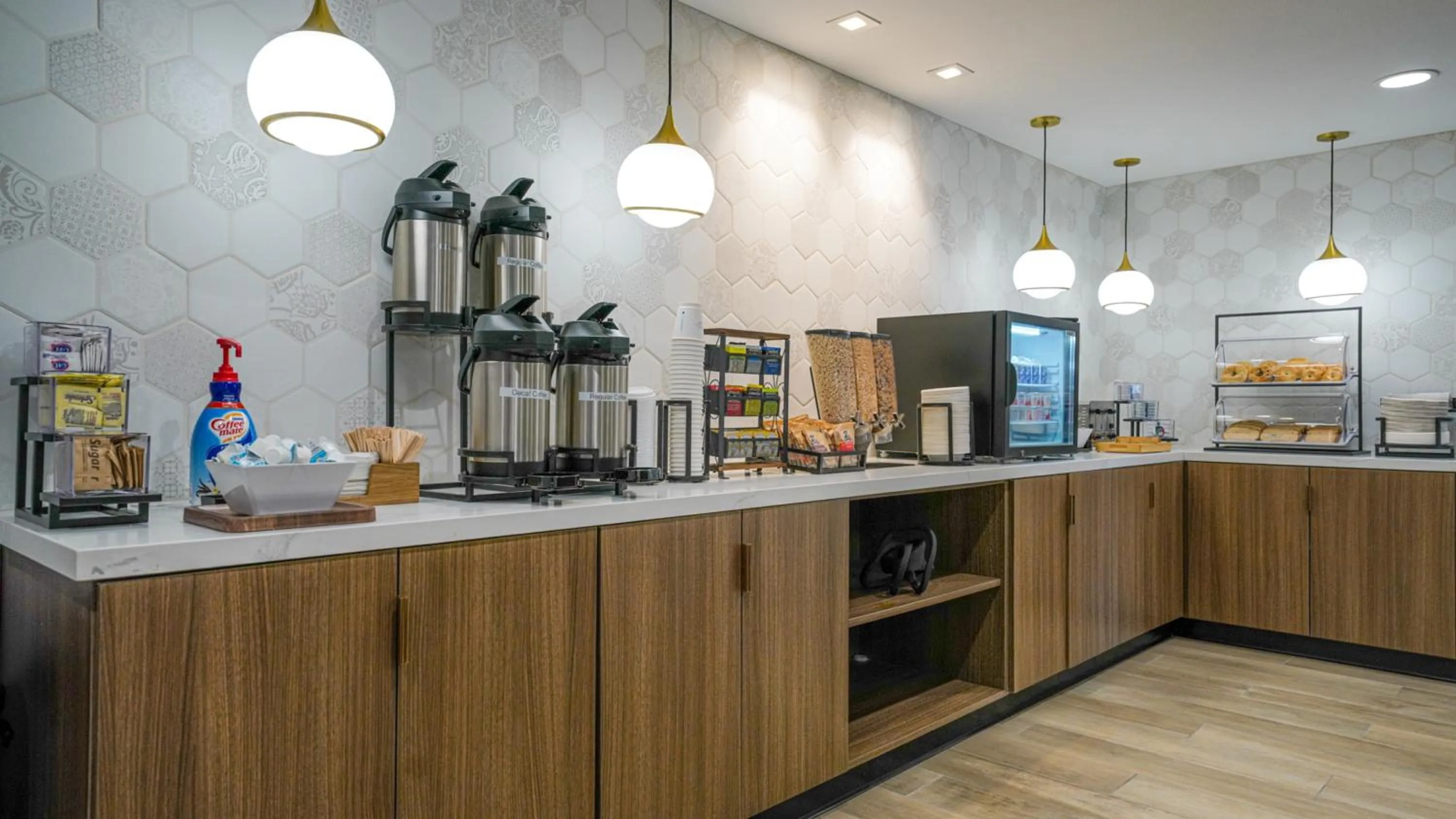 Coffee/tea facilities in La Quinta Inn & Suites by Wyndham Santa Cruz
