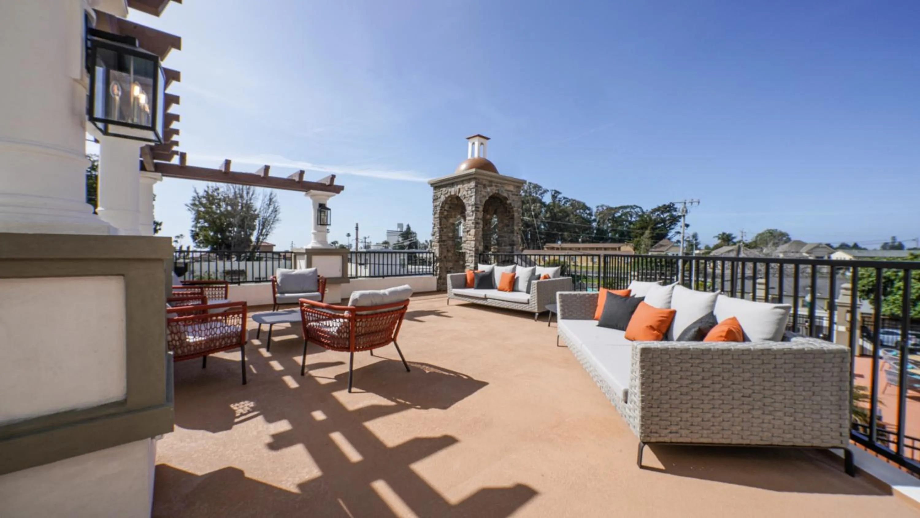 Patio in La Quinta Inn & Suites by Wyndham Santa Cruz