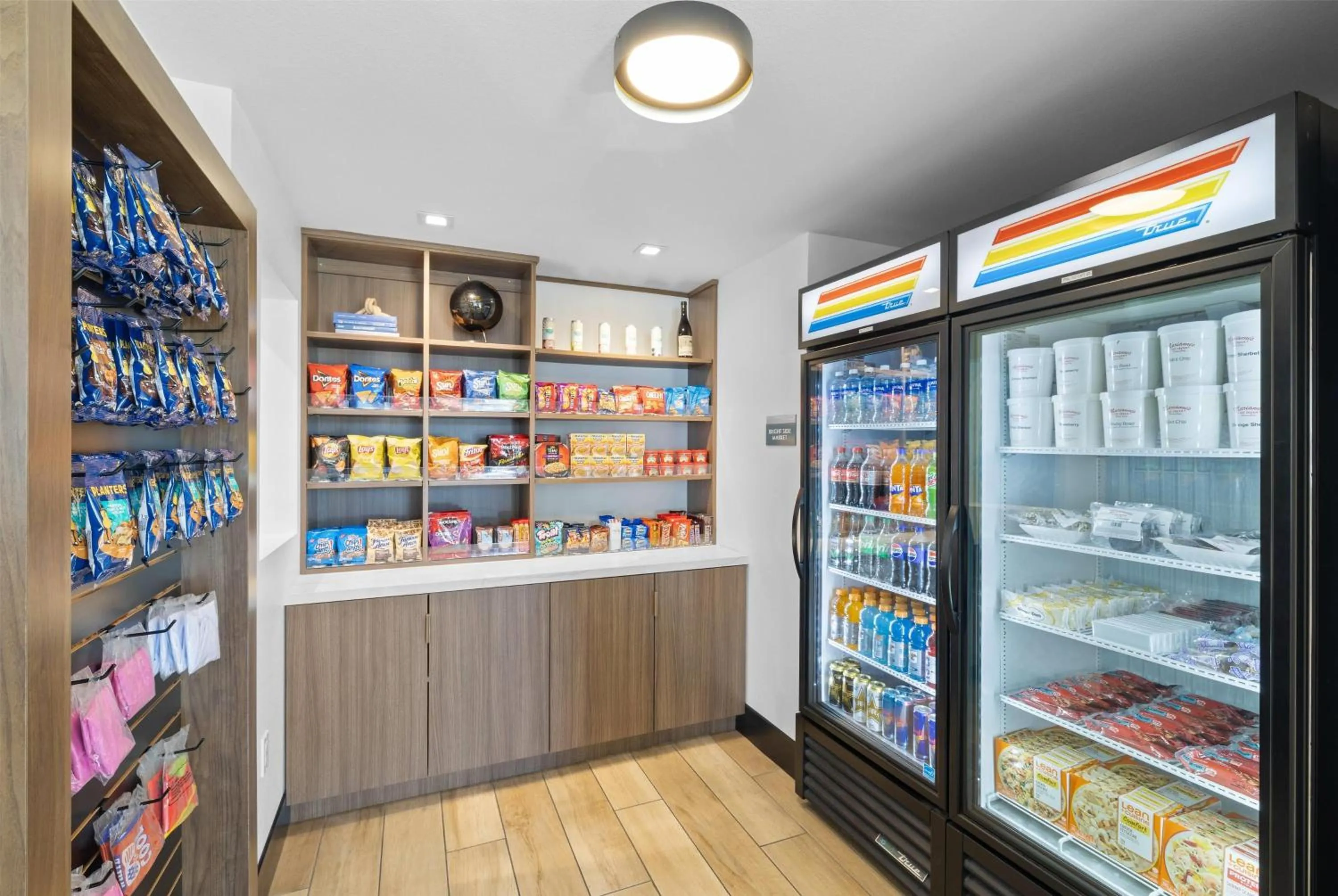 Food and drinks in La Quinta Inn & Suites by Wyndham Santa Cruz