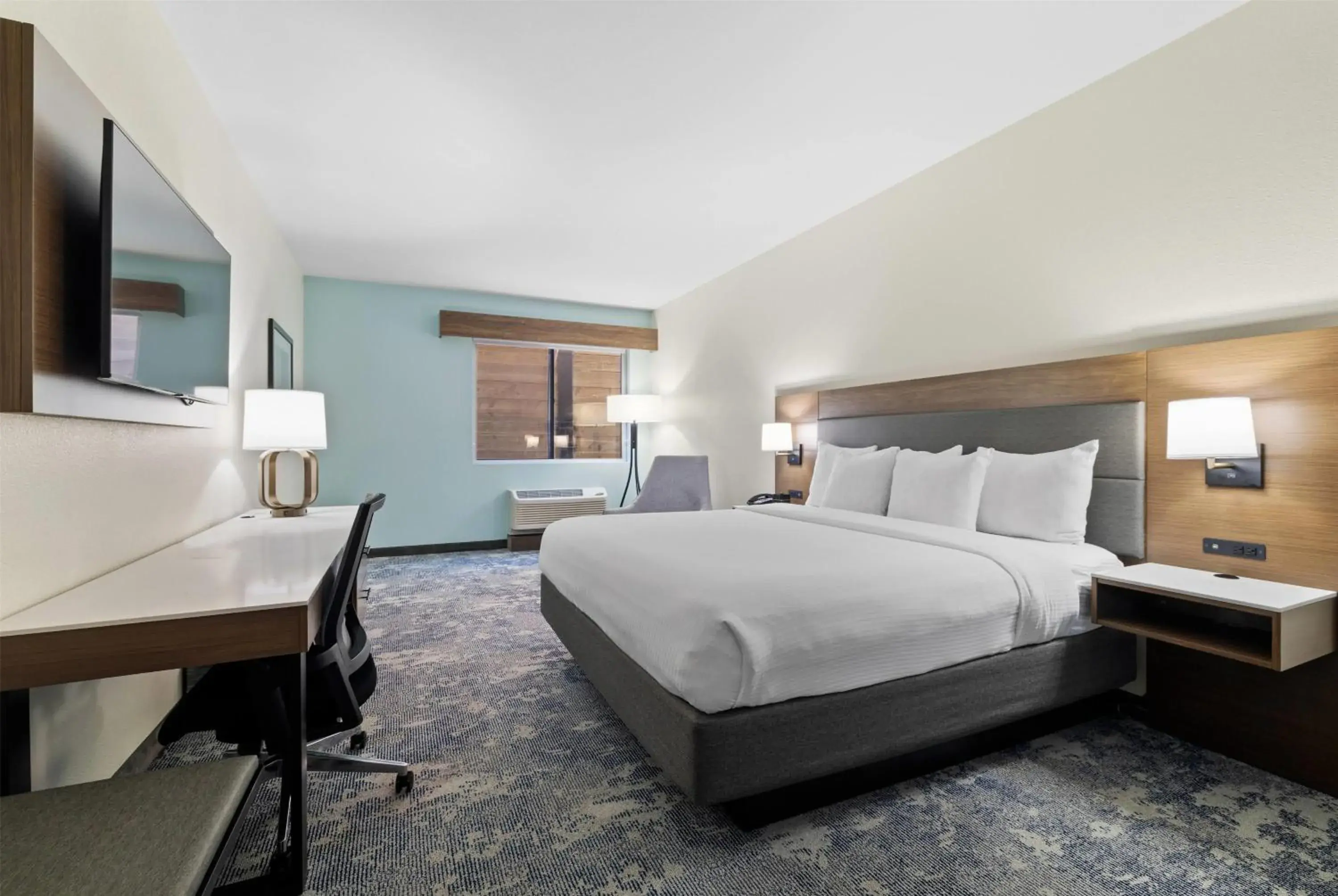 King Room with Hearing/Mobility Access and Bathtub with Grab Bars - Non-Smoking in La Quinta Inn & Suites by Wyndham Santa Cruz King Room with Hearing/Mobility Access and Bathtub with Grab Bars - Non-Smoking in La Quinta Inn & Suites by Wyndham Santa Cruz