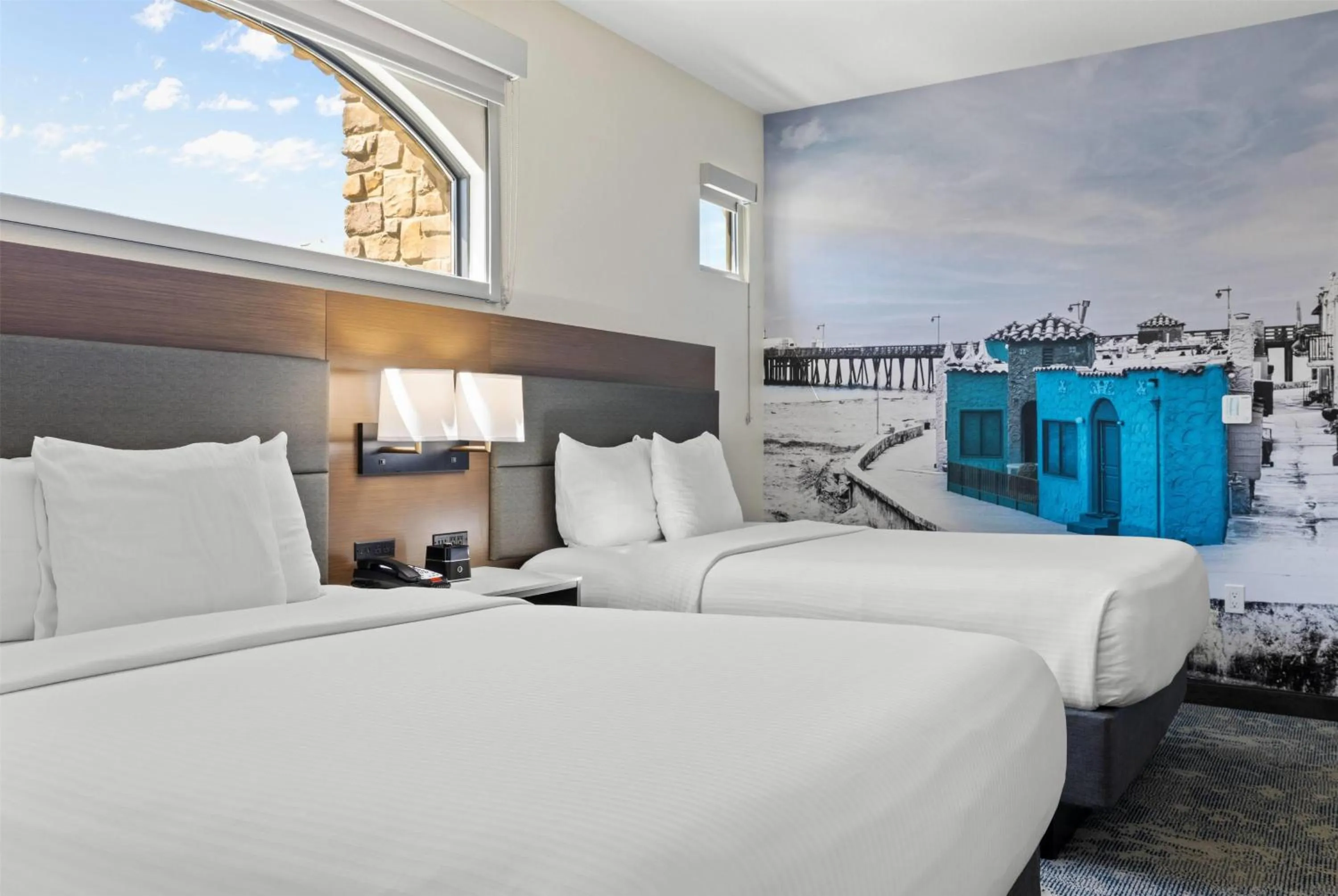 Photo of the whole room, Bed in La Quinta Inn & Suites by Wyndham Santa Cruz