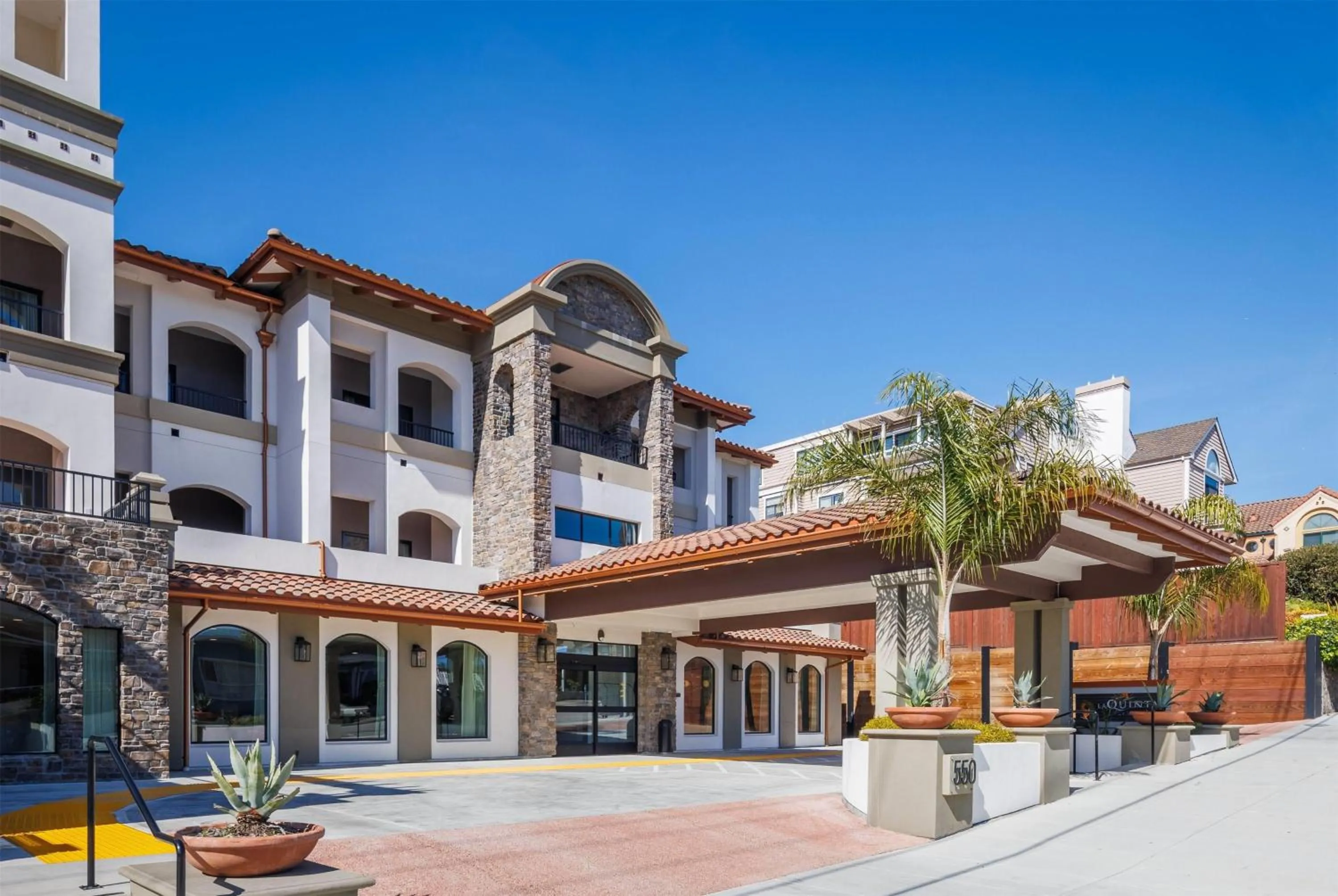 Property building in La Quinta Inn & Suites by Wyndham Santa Cruz