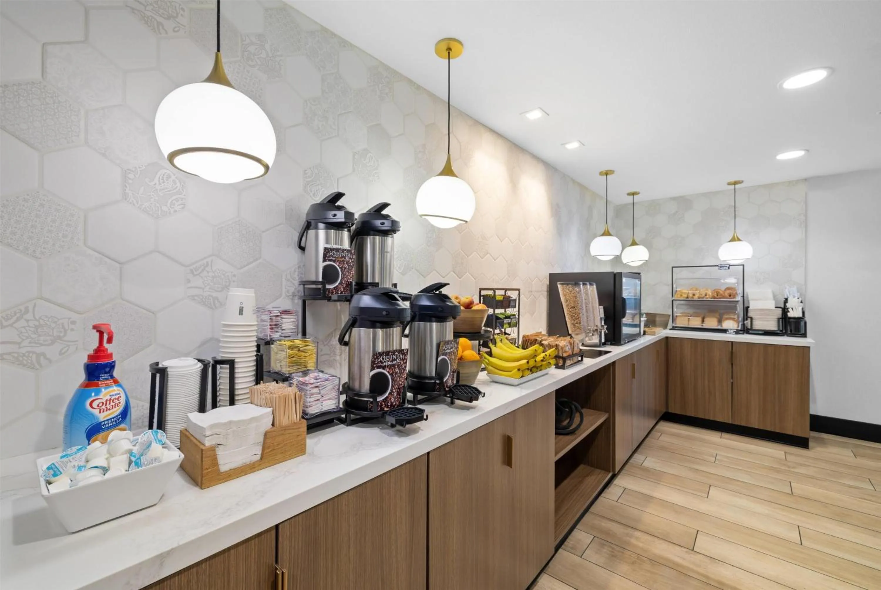 Breakfast in La Quinta Inn & Suites by Wyndham Santa Cruz