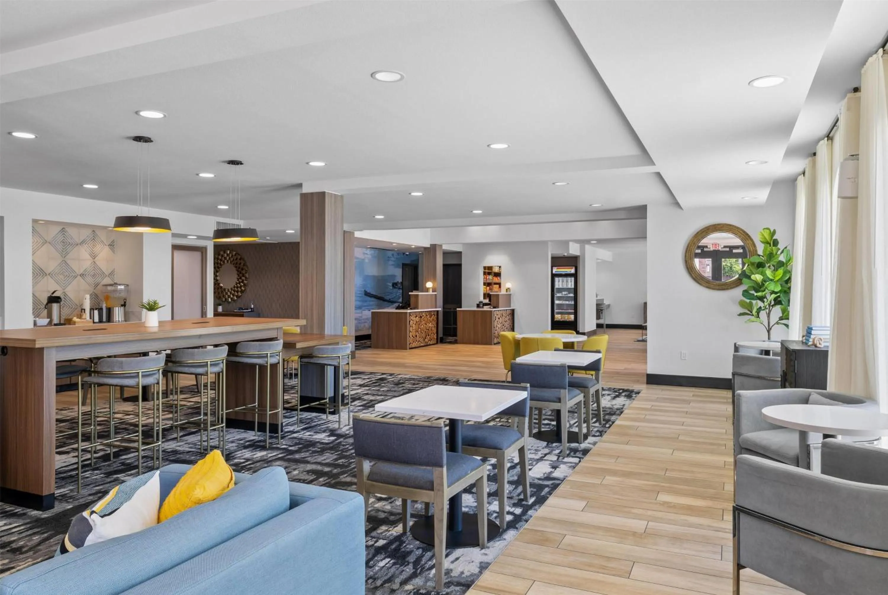Lobby or reception in La Quinta Inn & Suites by Wyndham Santa Cruz
