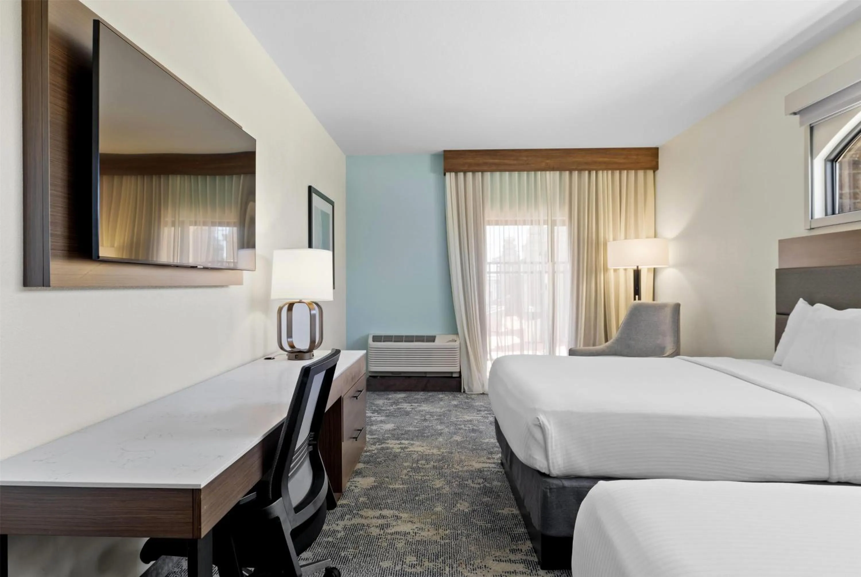 Photo of the whole room, Bed in La Quinta Inn & Suites by Wyndham Santa Cruz