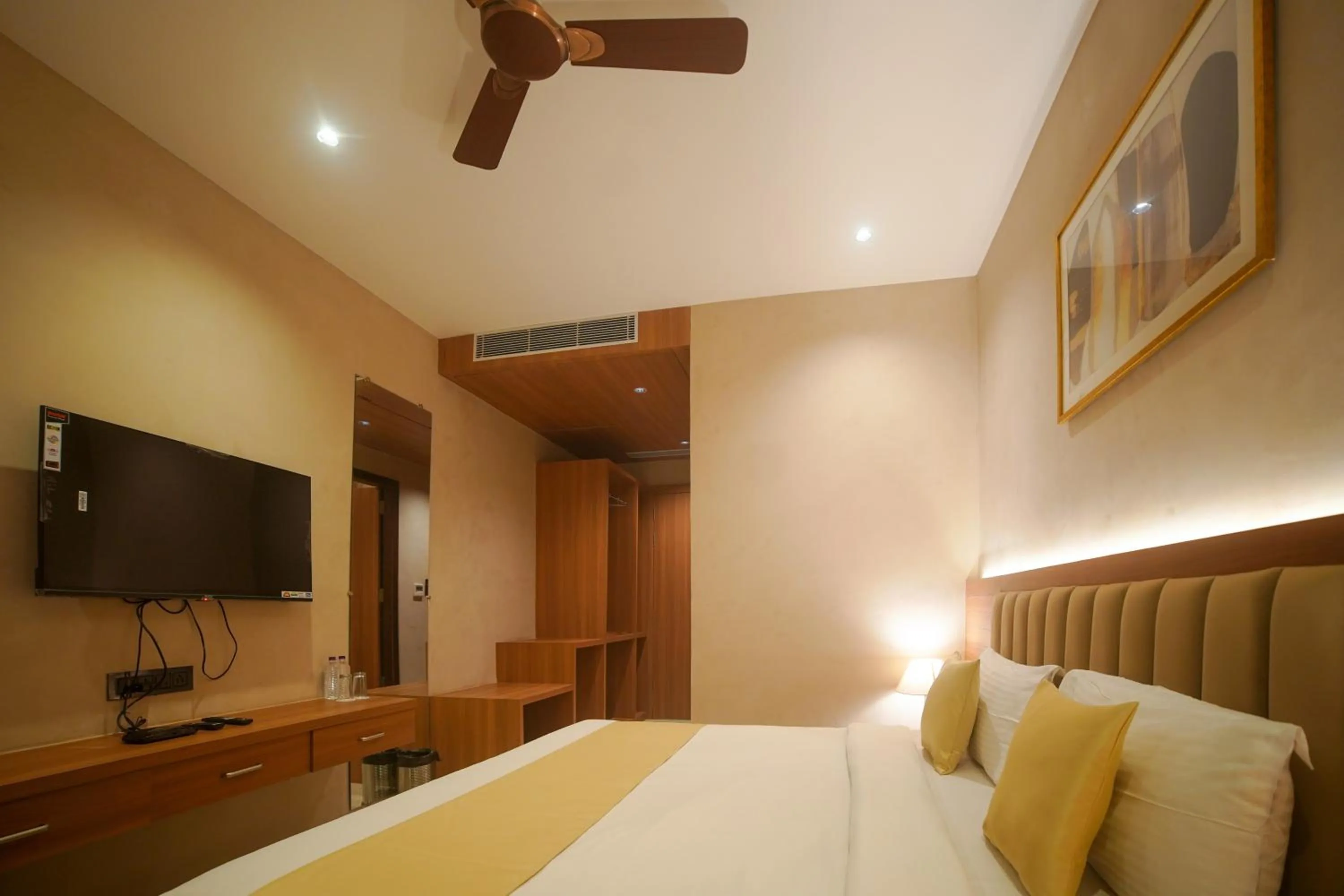 Photo of the whole room, Bed in Hotel Centre Park Bhopal