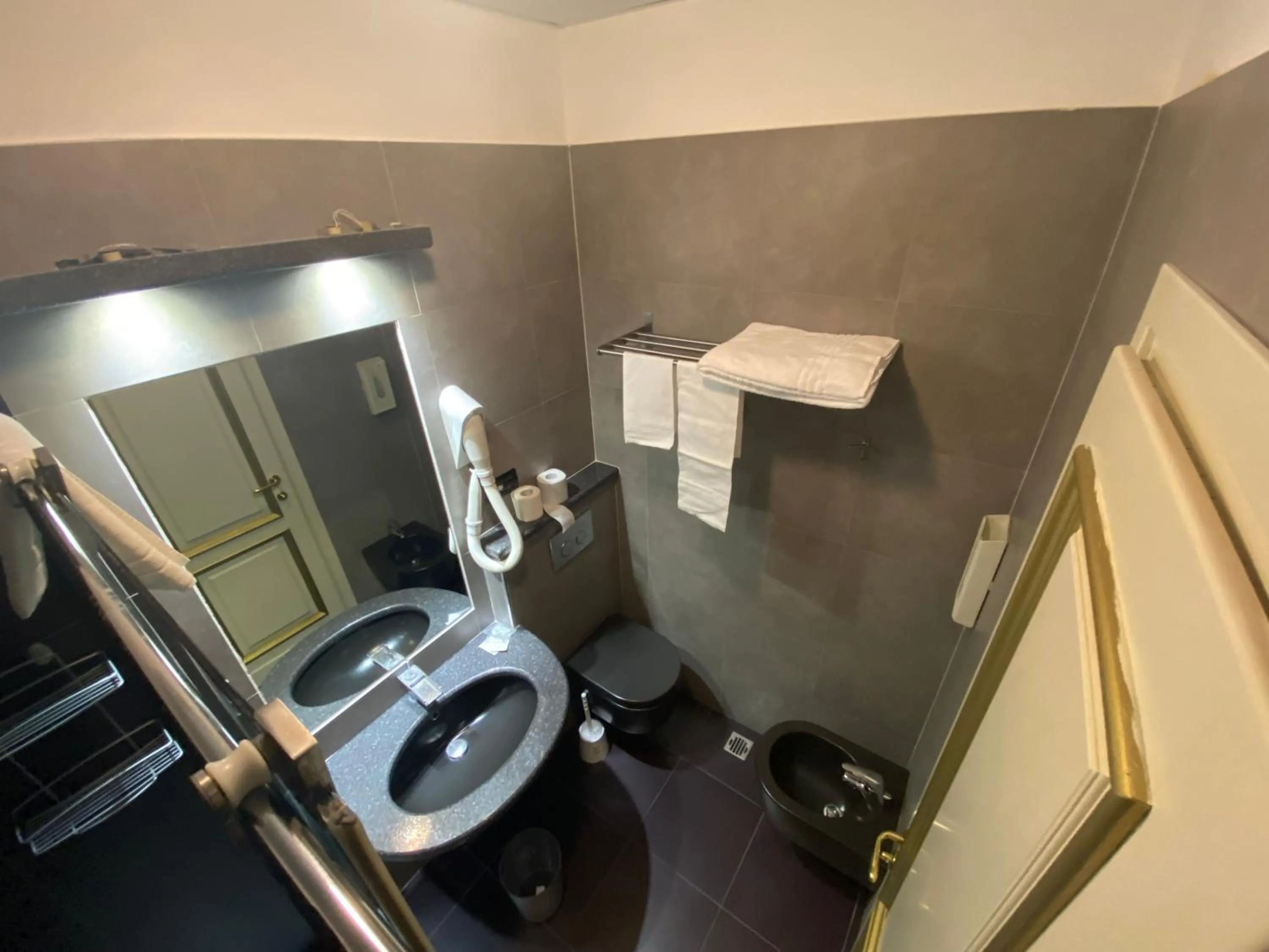 Bathroom in Artua'&Solferino