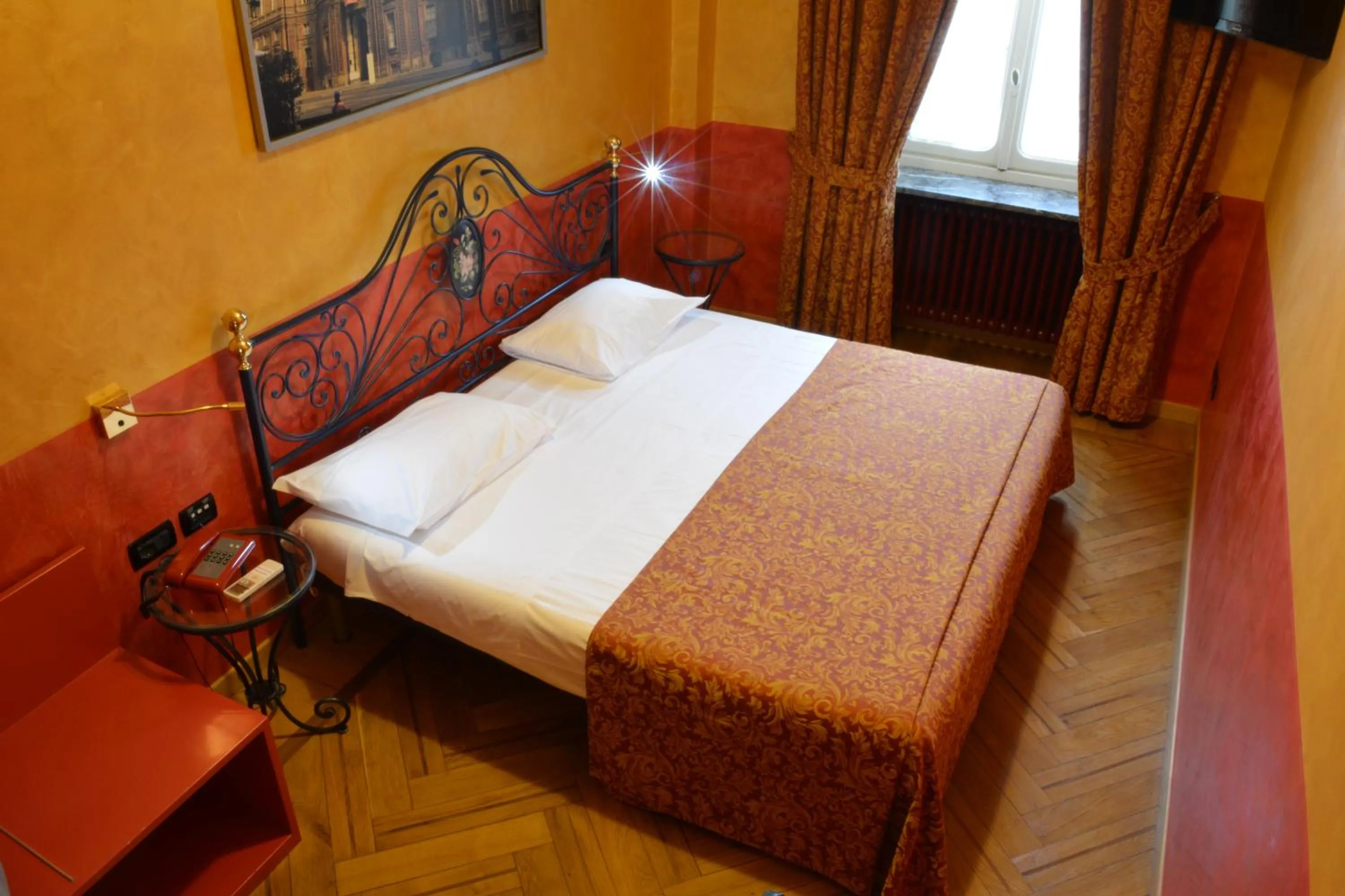 Photo of the whole room, Bed in Artua'&Solferino