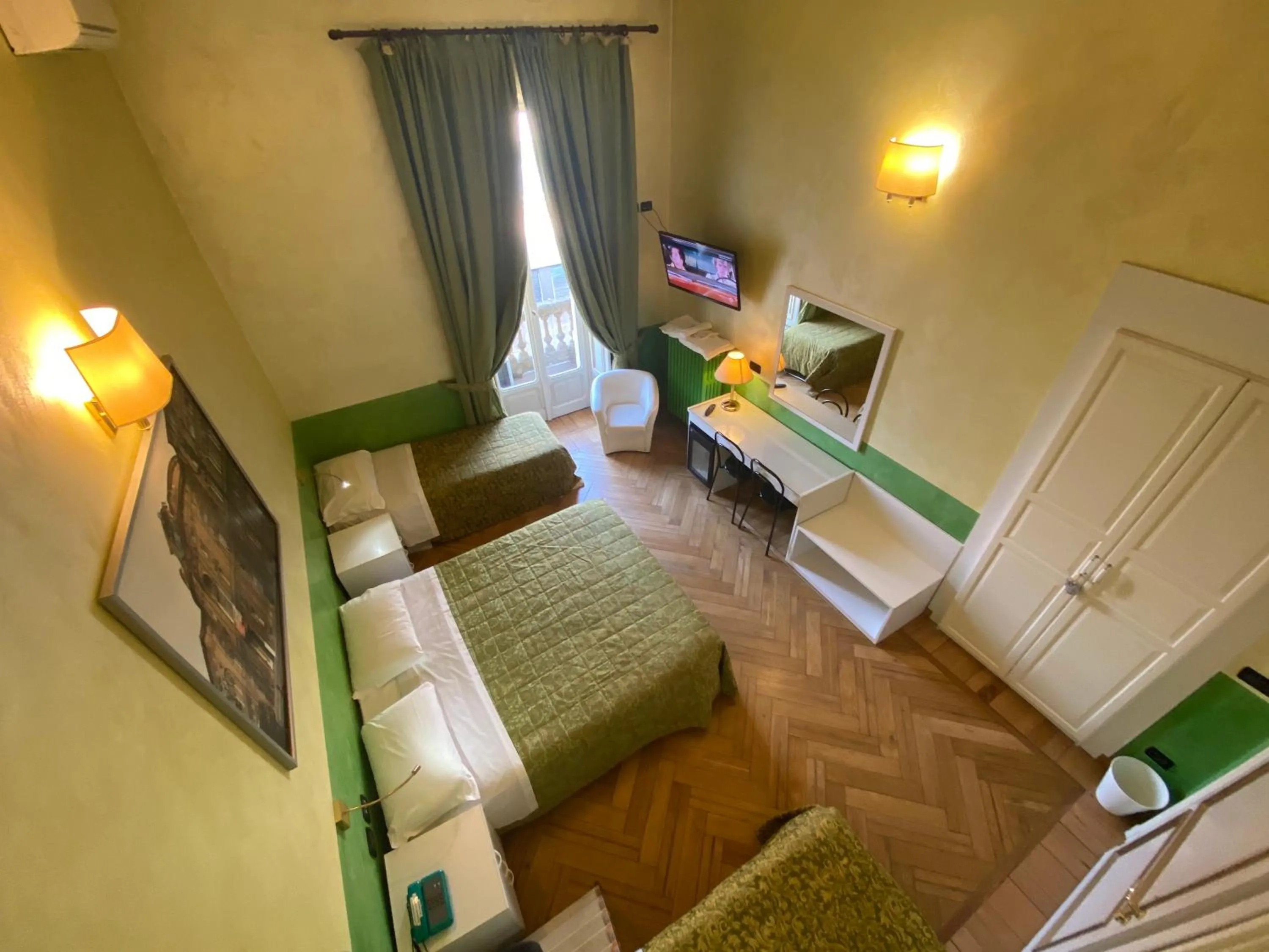 Photo of the whole room, Bed in Artua'&Solferino