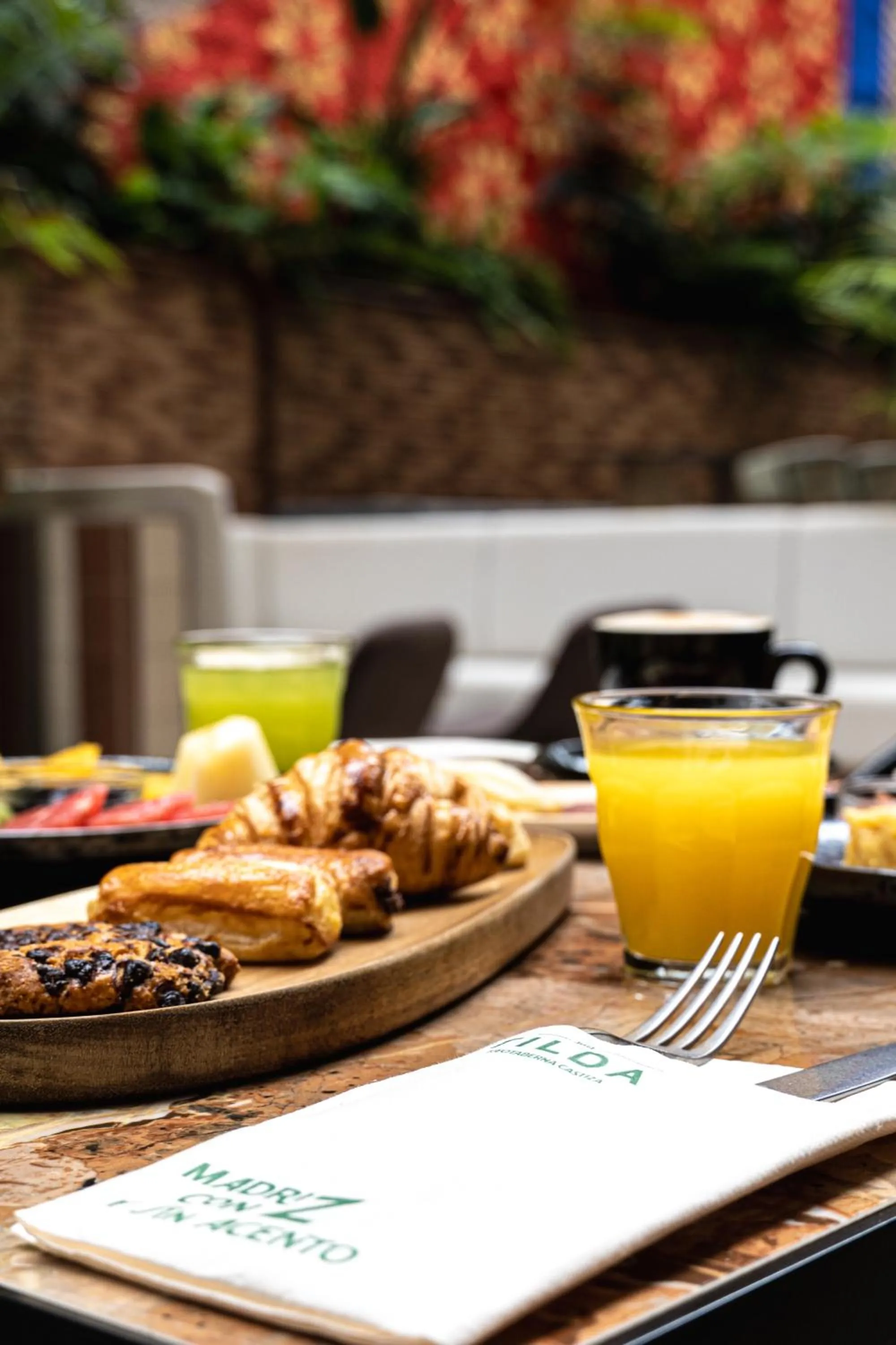 Restaurant/places to eat in Smartr Madrid Gran Via Apartments