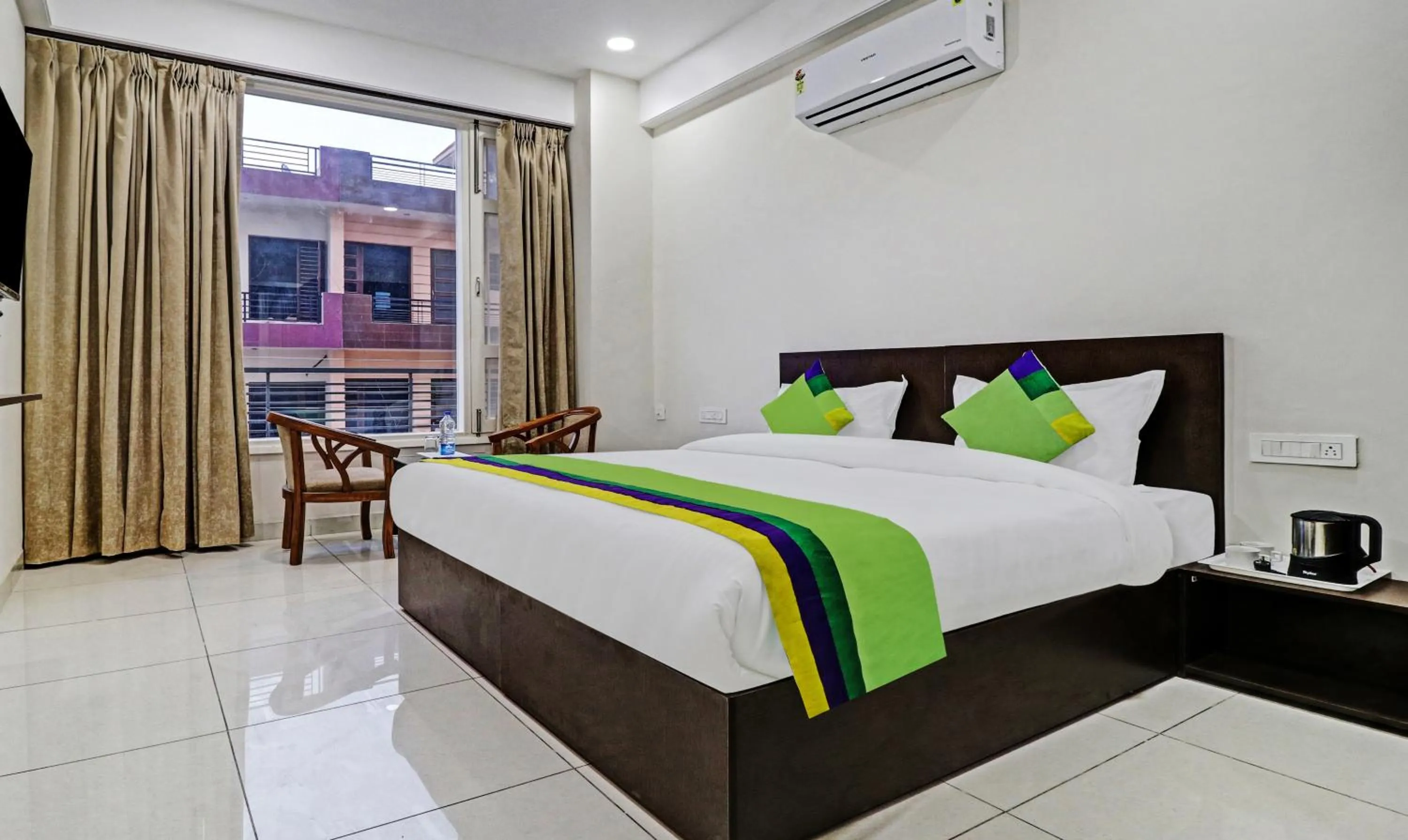 Bed in Treebo Kamron Regency Sector 80