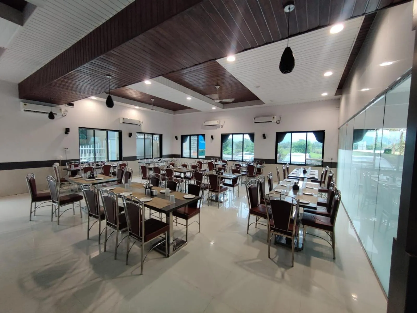 Restaurant/places to eat in Paramount Riverfront Resort & Spa, Karjat