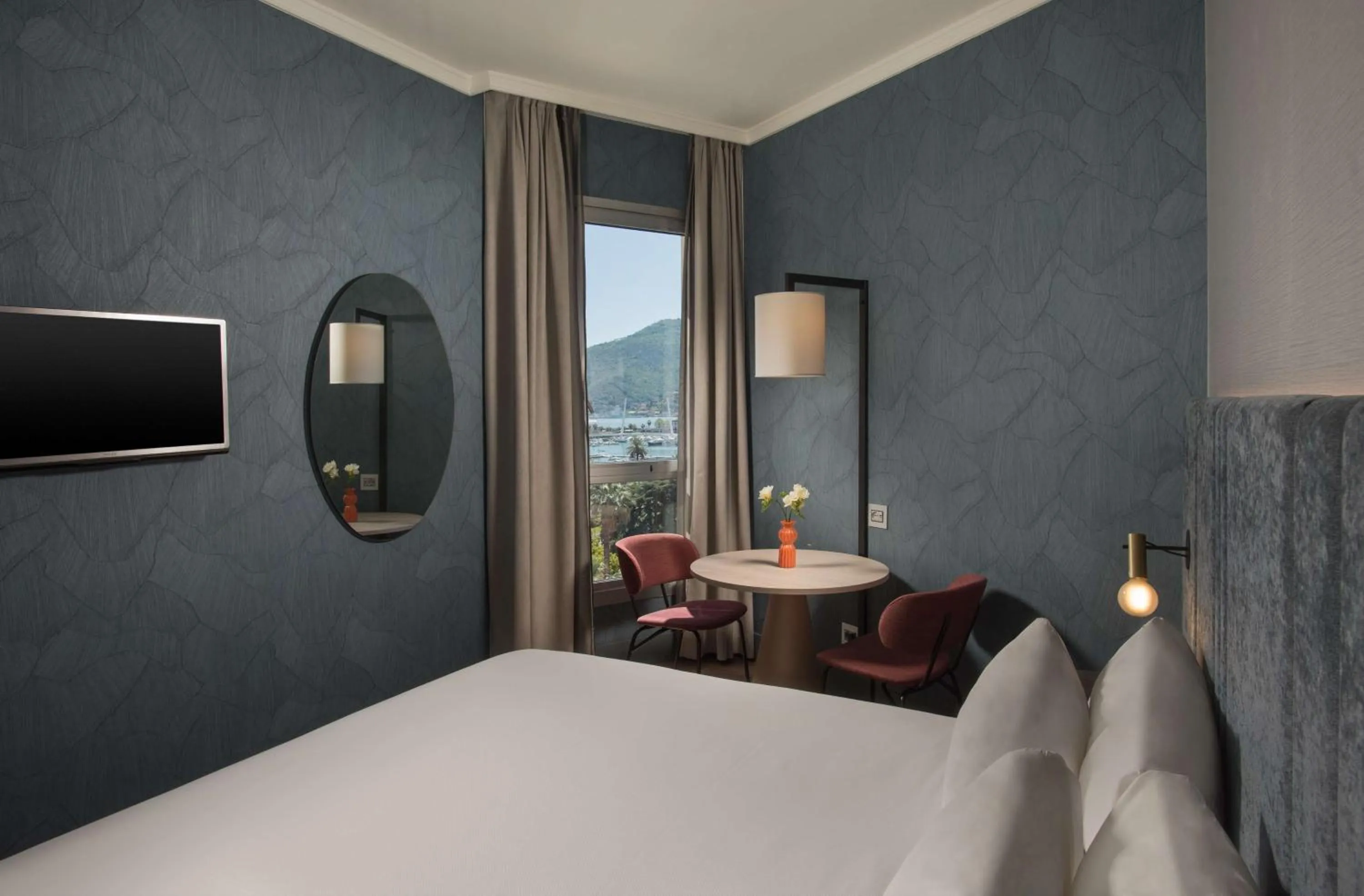 Bedroom, Bed in NH La Spezia