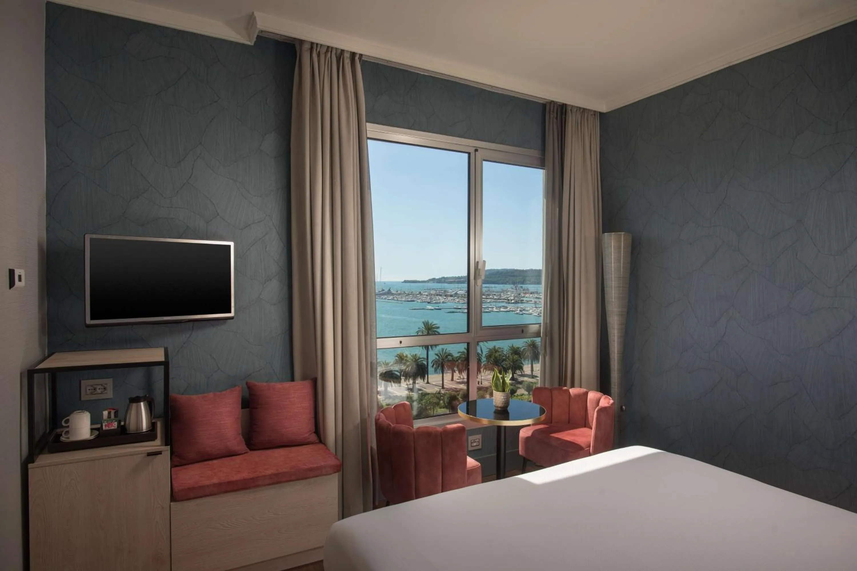 Bedroom, Bed in NH La Spezia