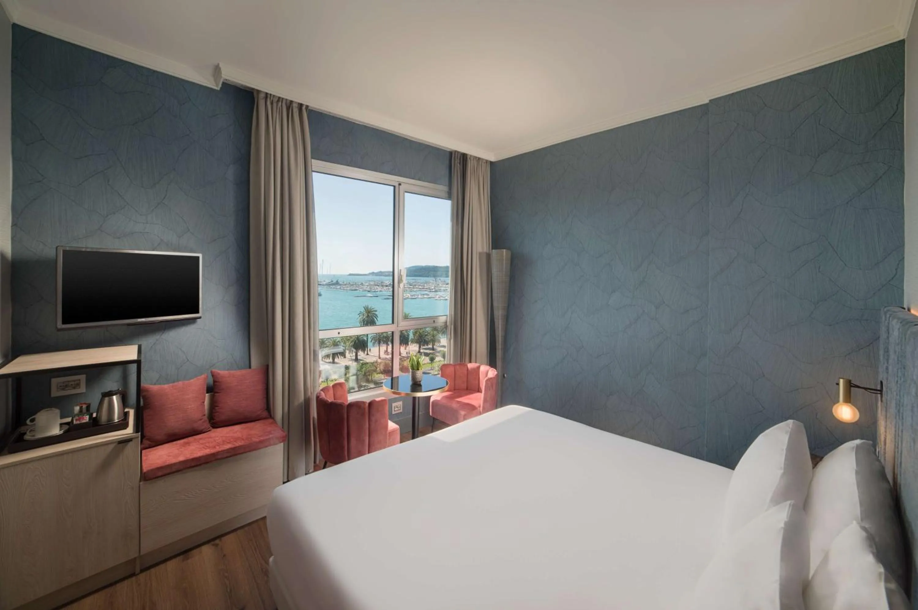 Bedroom, Bed in NH La Spezia