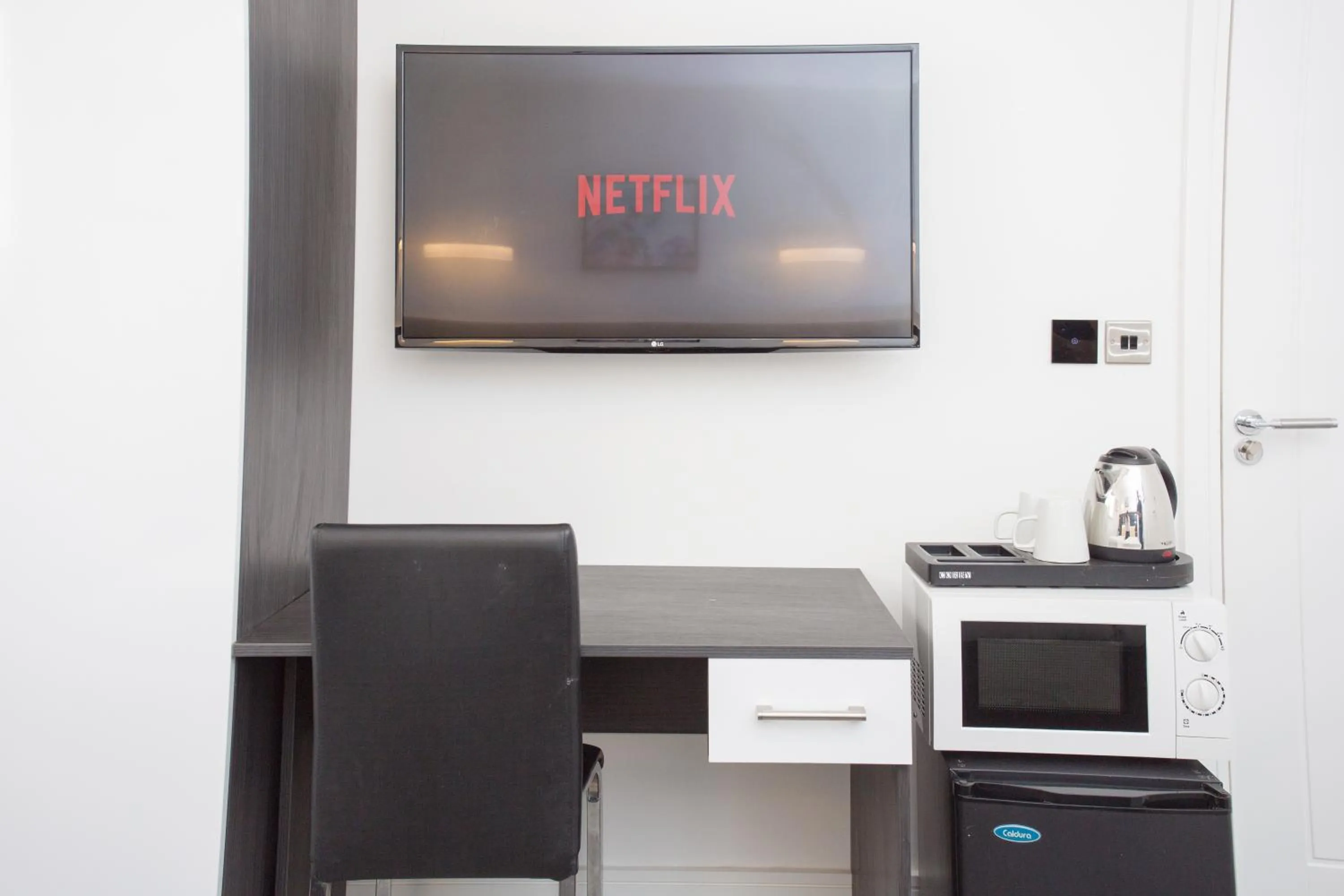 TV and multimedia in Legoland Heathrow Windsor Apartment Hotel