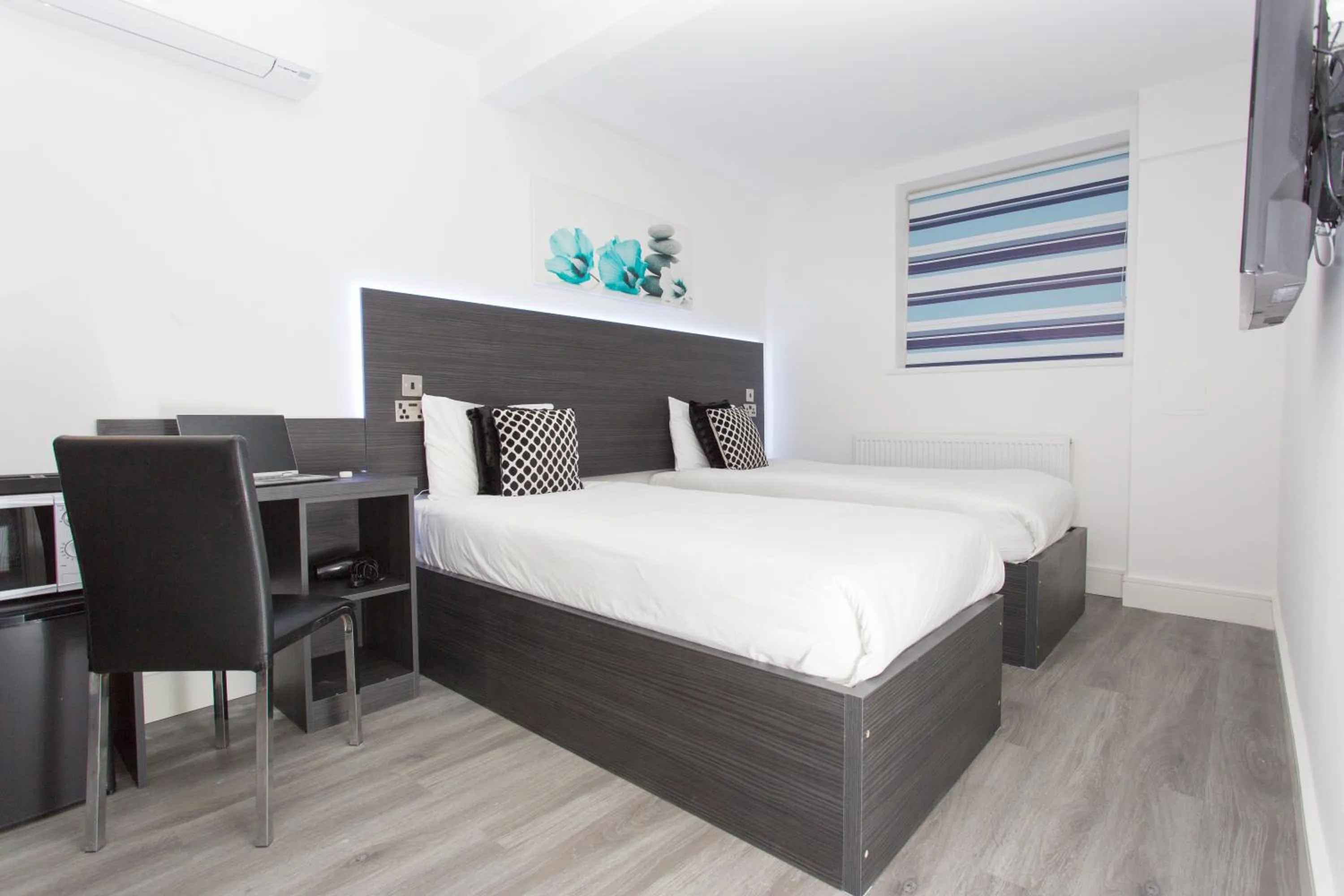 Bed in Legoland Heathrow Windsor Apartment Hotel