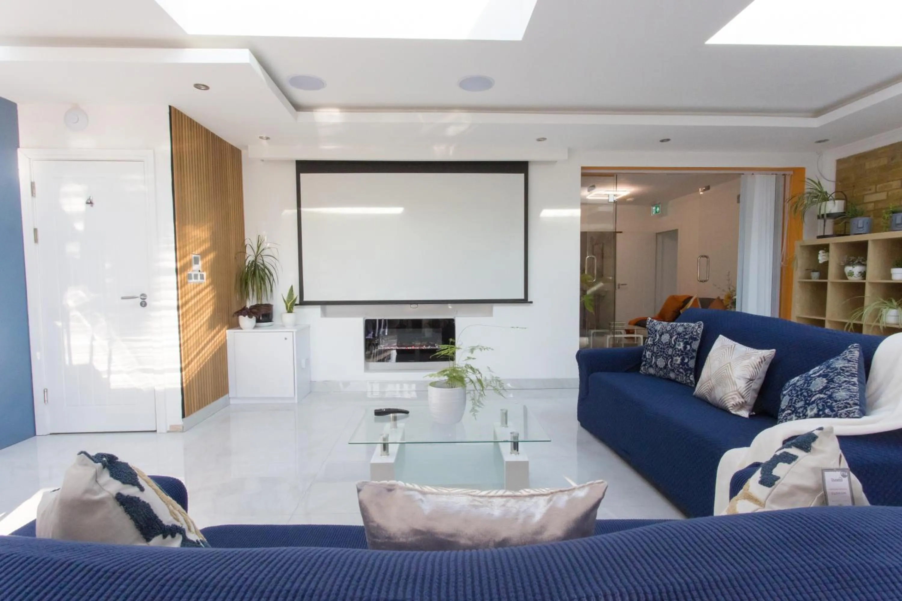 Communal lounge/ TV room in Legoland Heathrow Windsor Apartment Hotel