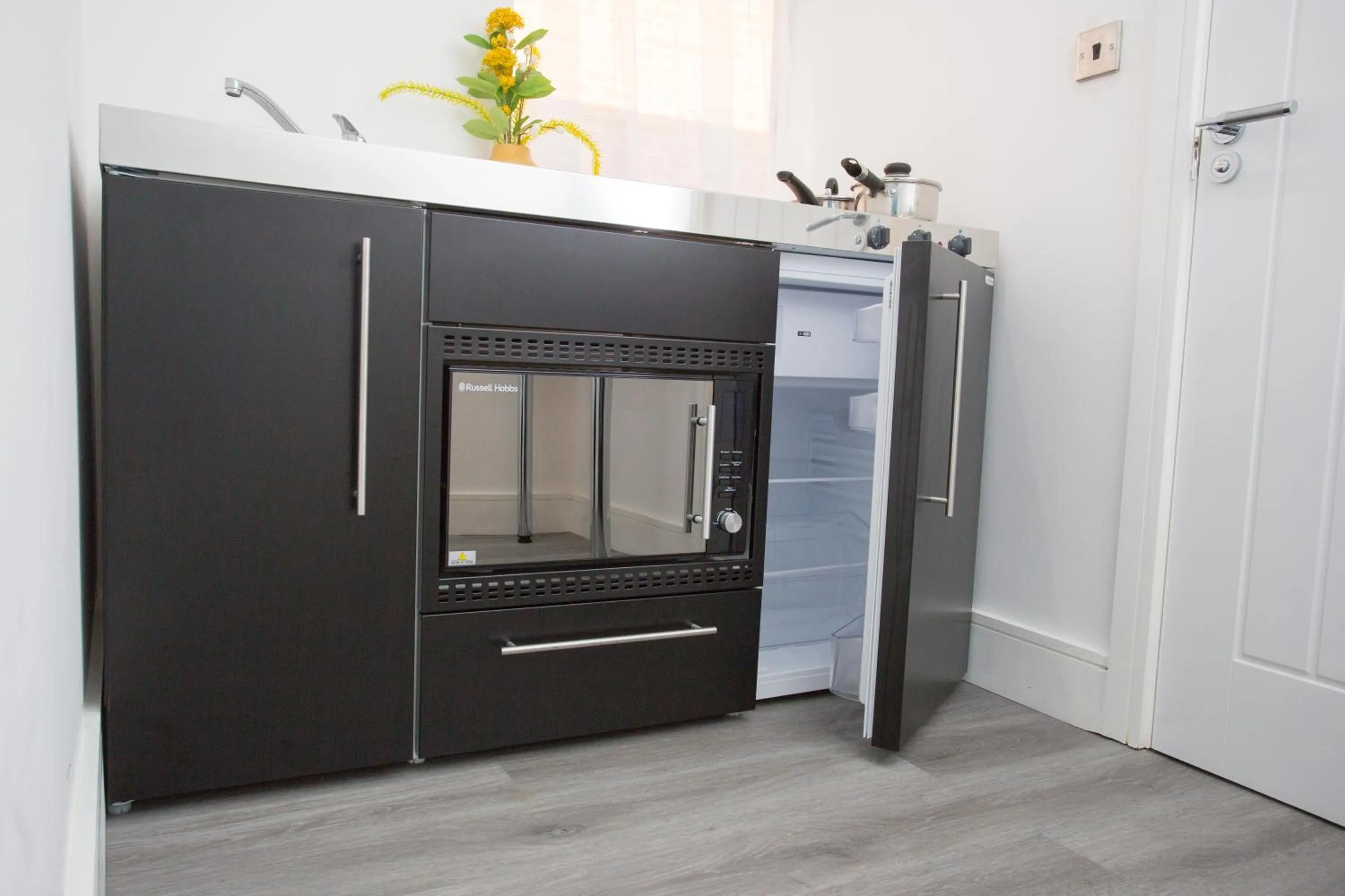 Kitchen or kitchenette in Legoland Heathrow Windsor Apartment Hotel