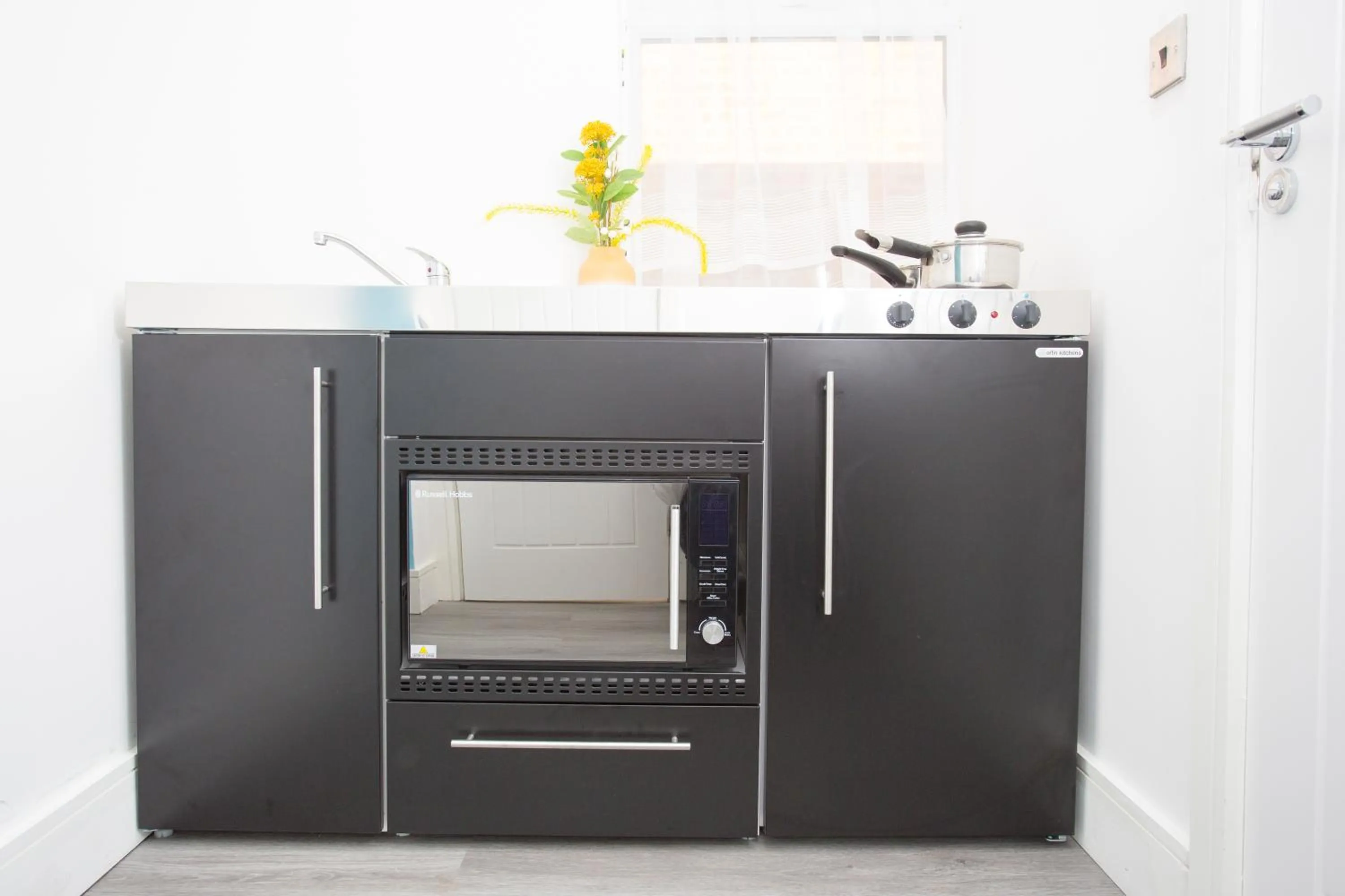 Kitchen or kitchenette in Legoland Heathrow Windsor Apartment Hotel