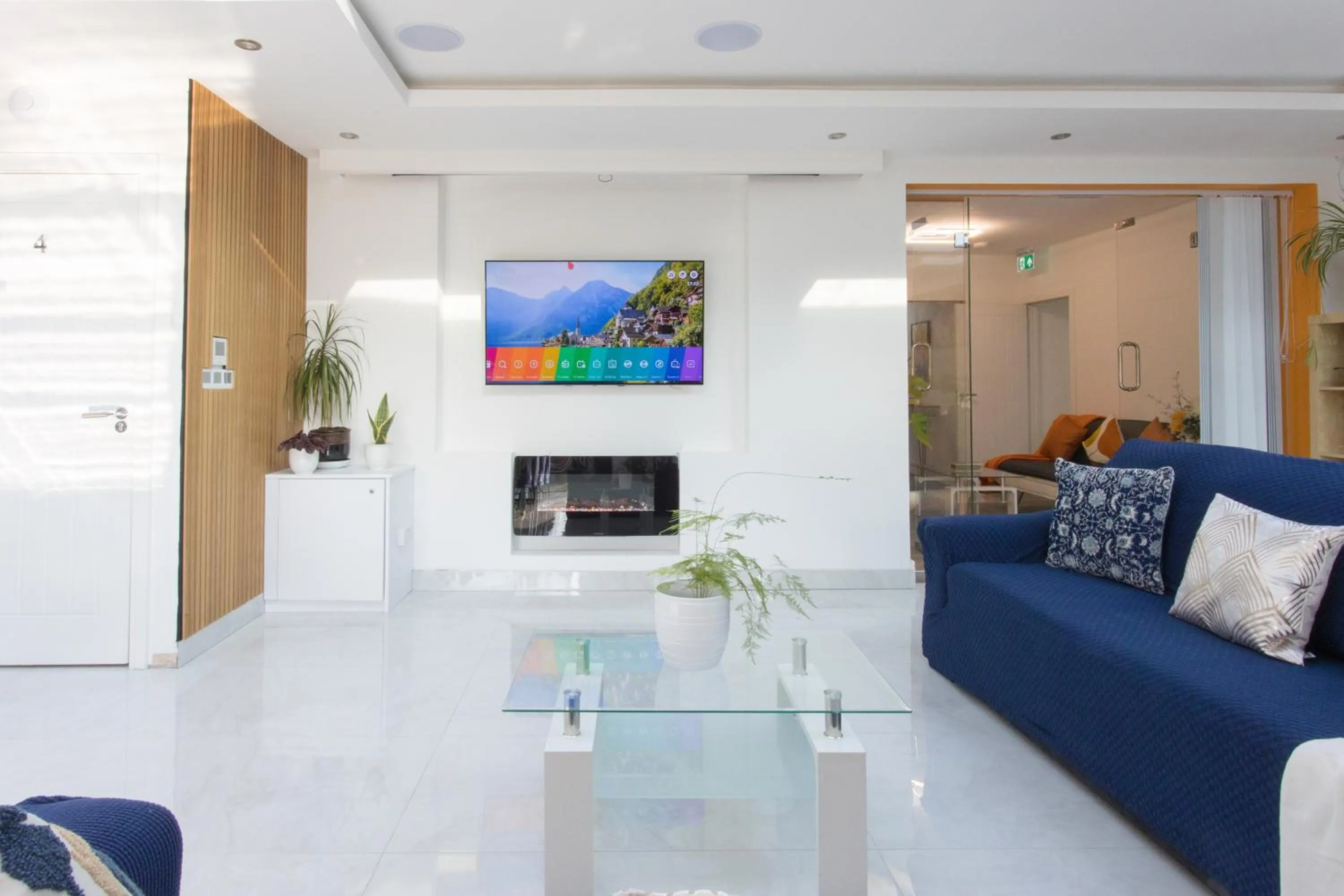 Communal lounge/ TV room in Legoland Heathrow Windsor Apartment Hotel