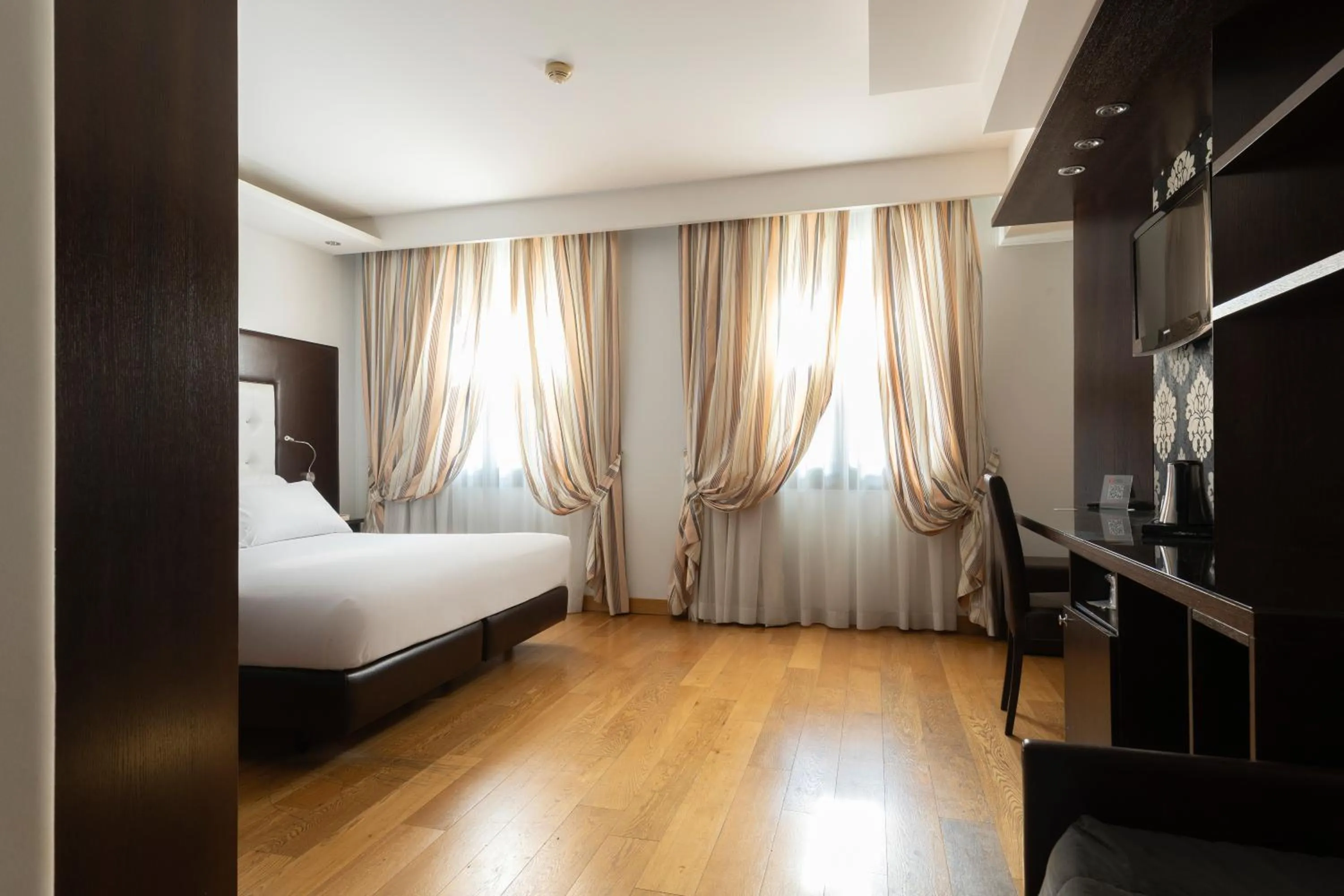 Photo of the whole room, Bed in Hotel Royal Caserta