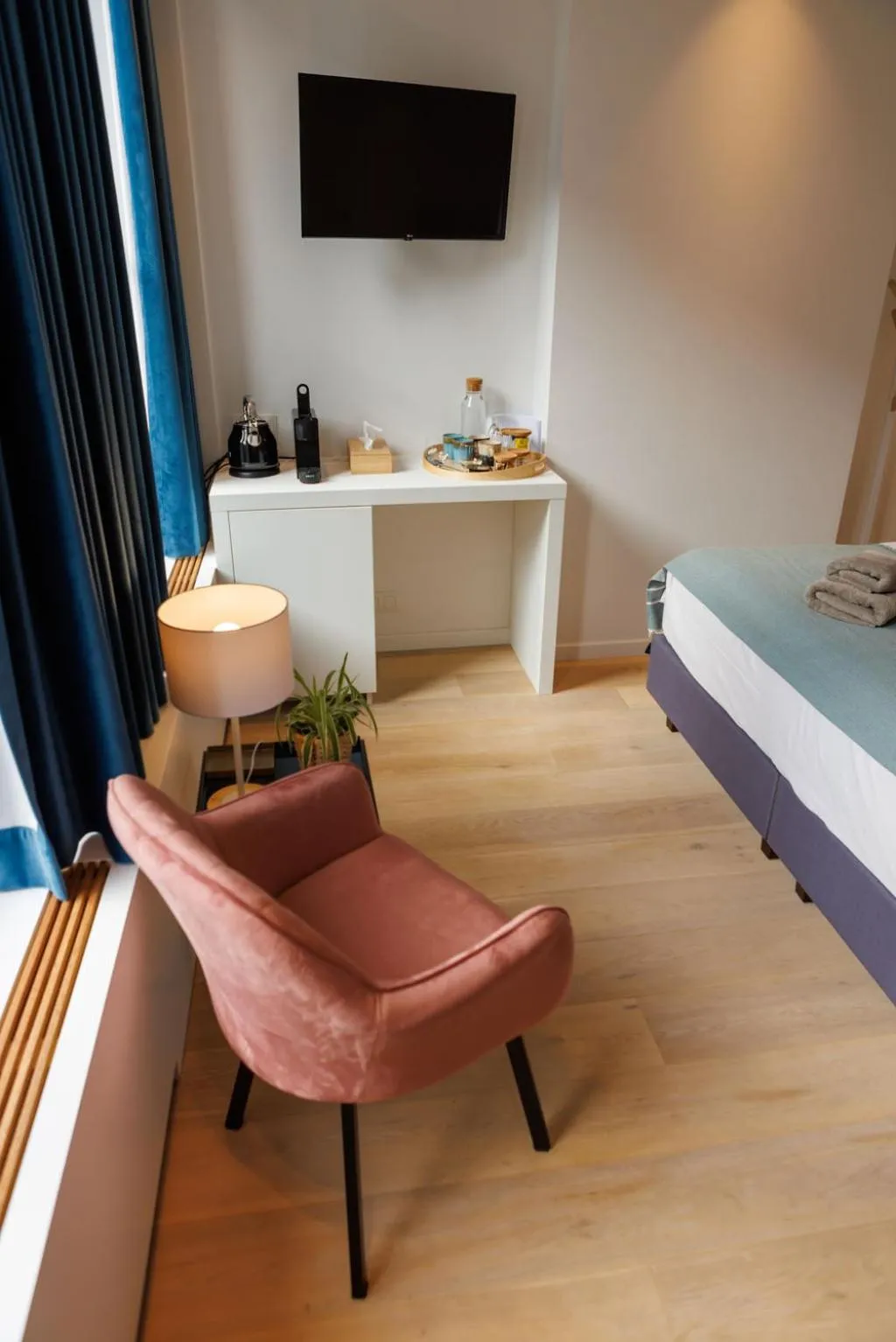 TV and multimedia, Bed in APL8 St-Anna B&B