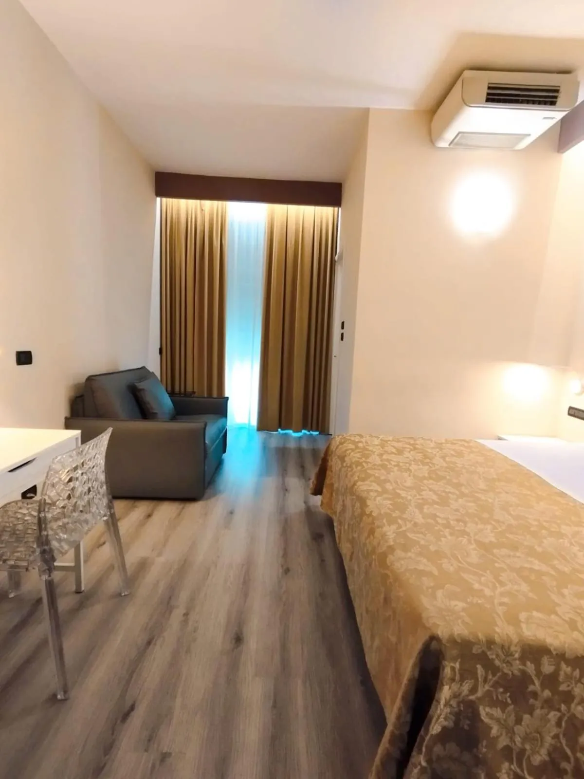 View (from property/room), Bed in Hotel Continental