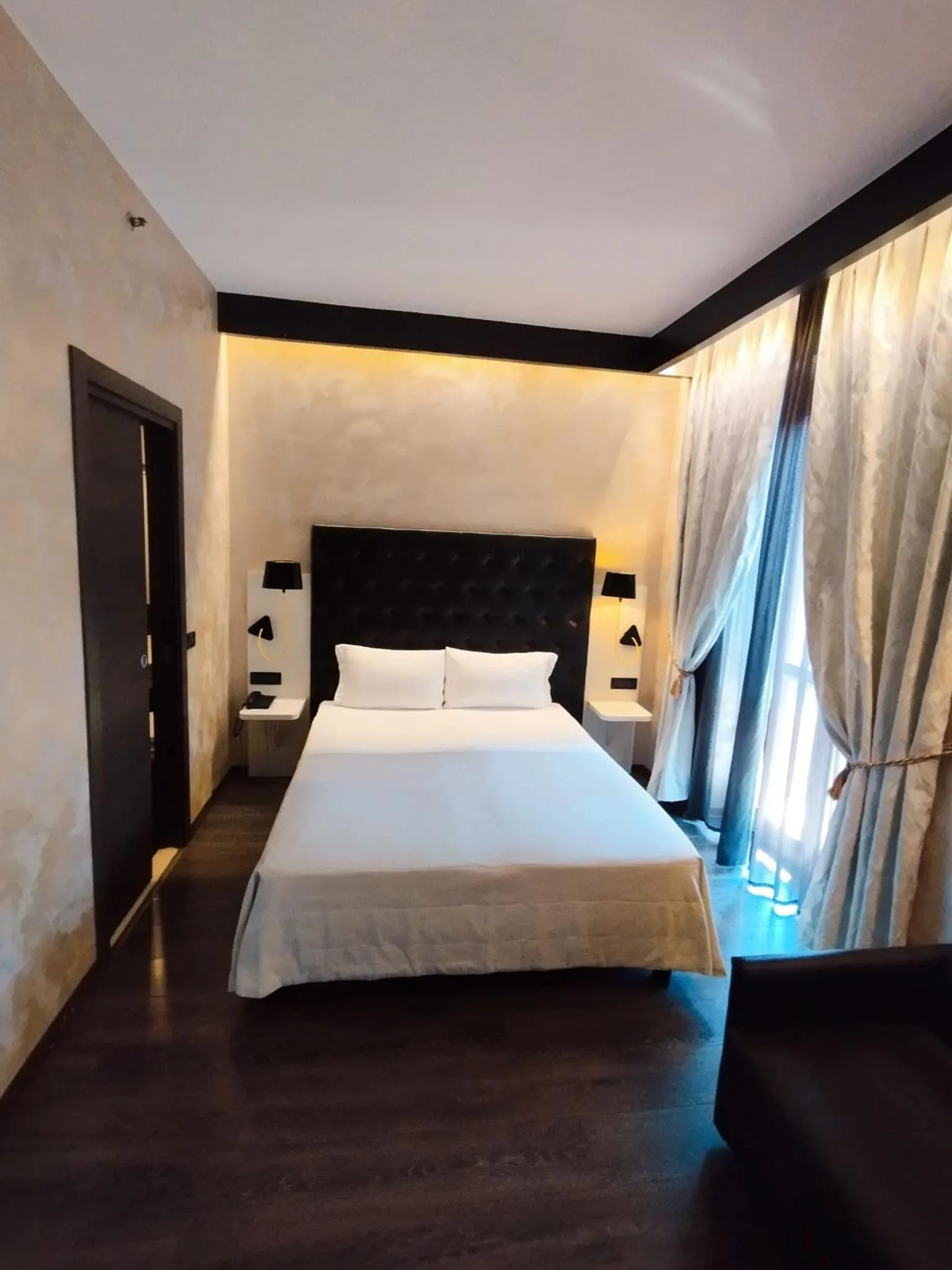 View (from property/room), Bed in Hotel Continental