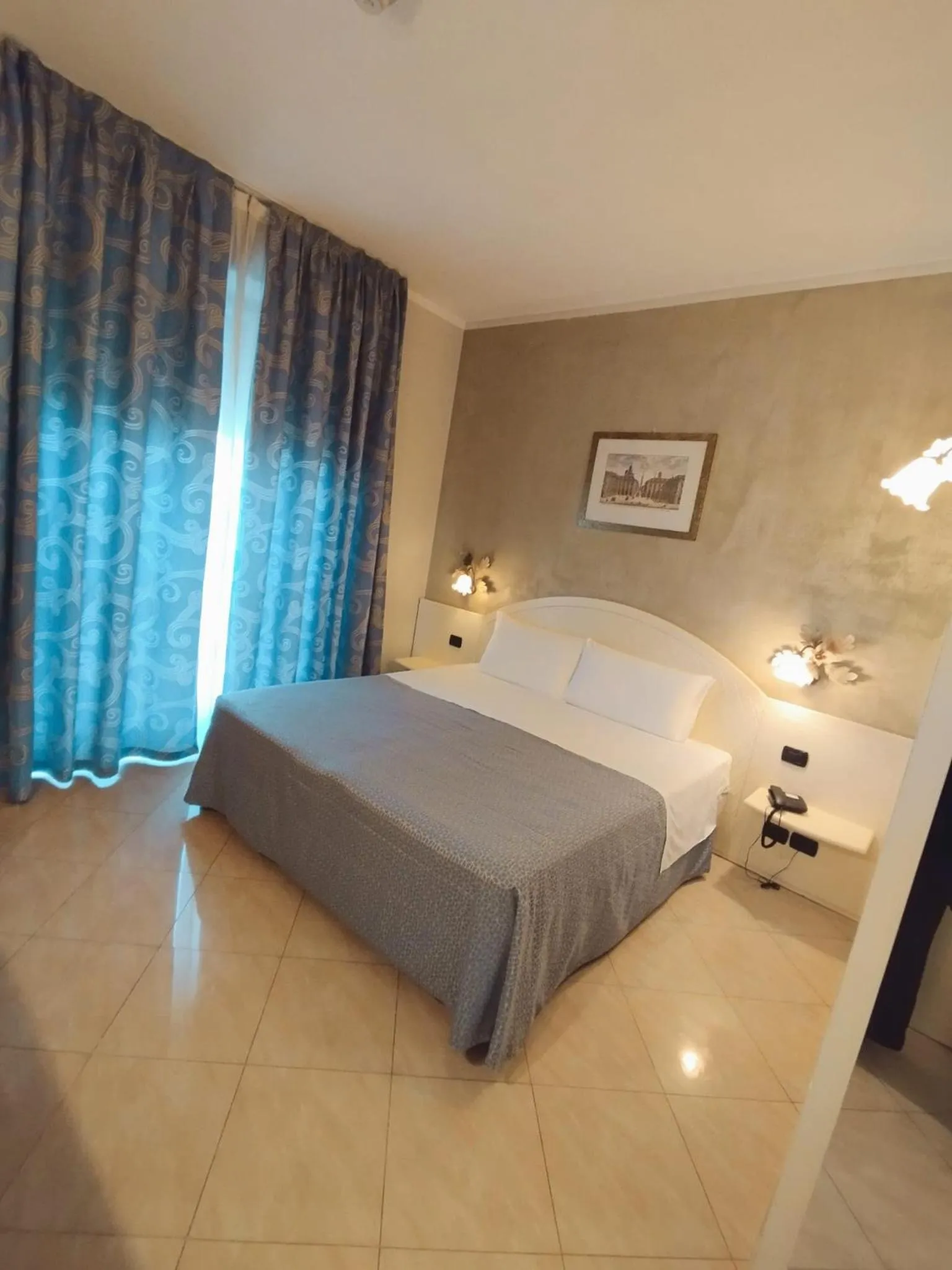 View (from property/room), Bed in Hotel Continental