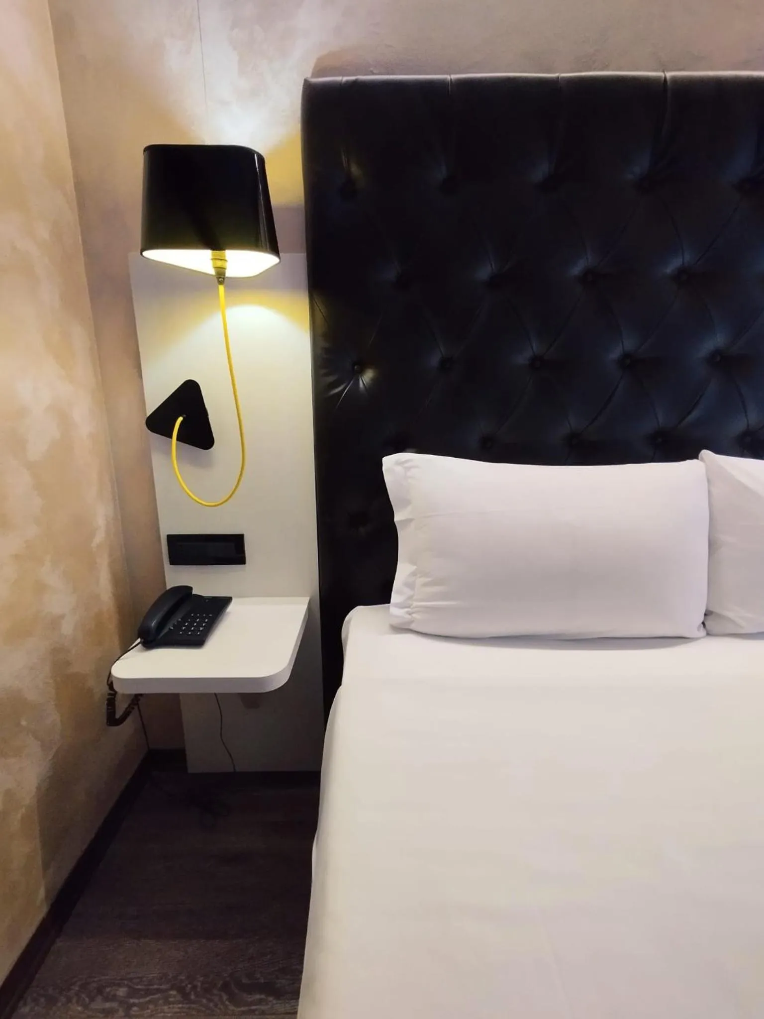 View (from property/room), Bed in Hotel Continental