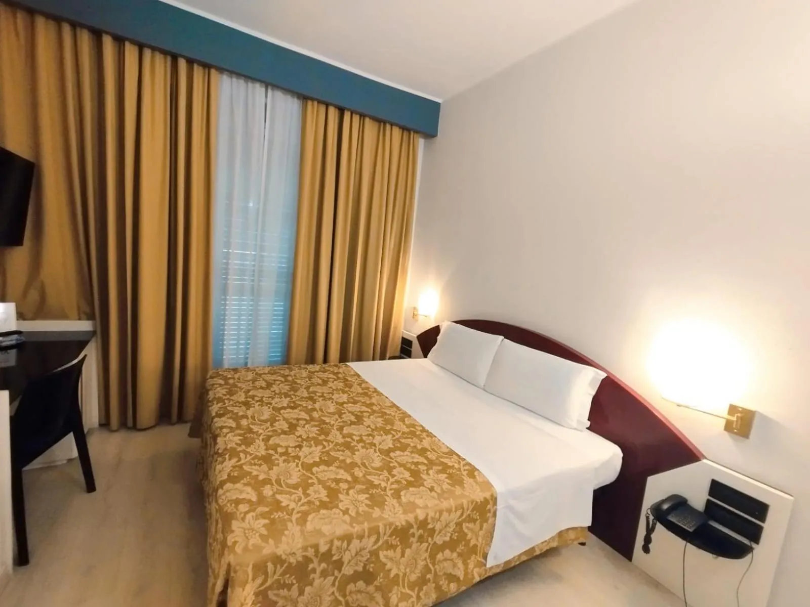 Bedroom, Bed in Hotel Continental