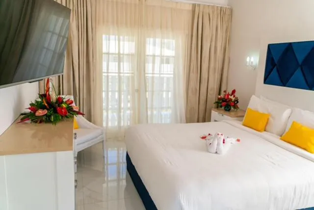 Communal lounge/ TV room, Bed in The SoCo House - All-Inclusive