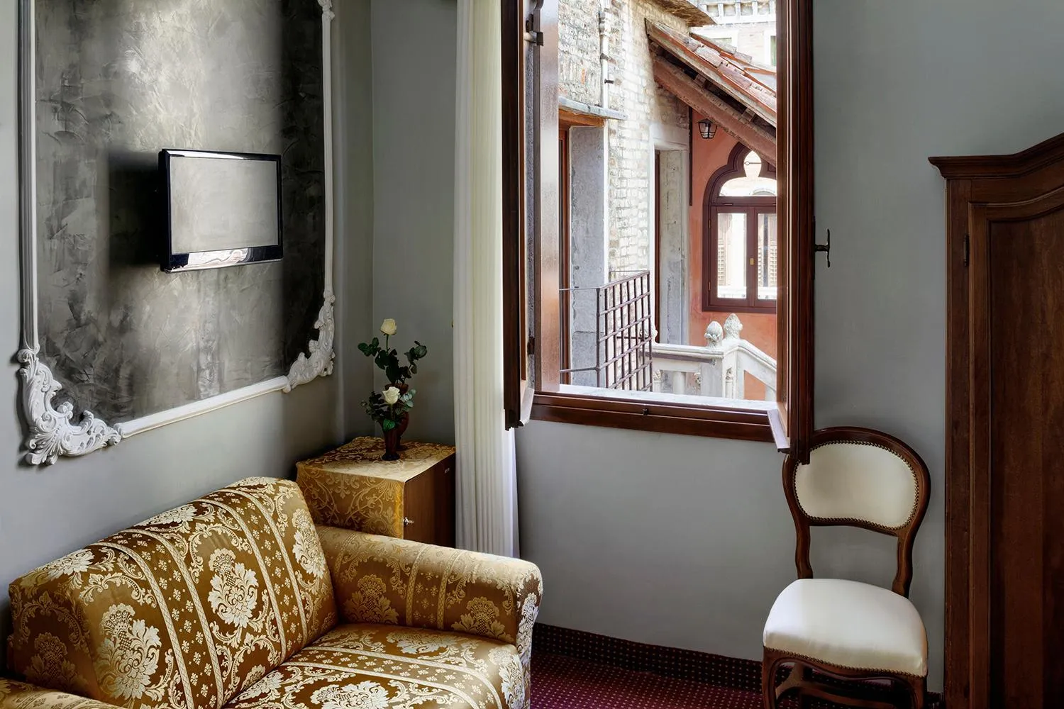 Seating area in Hotel Pausania