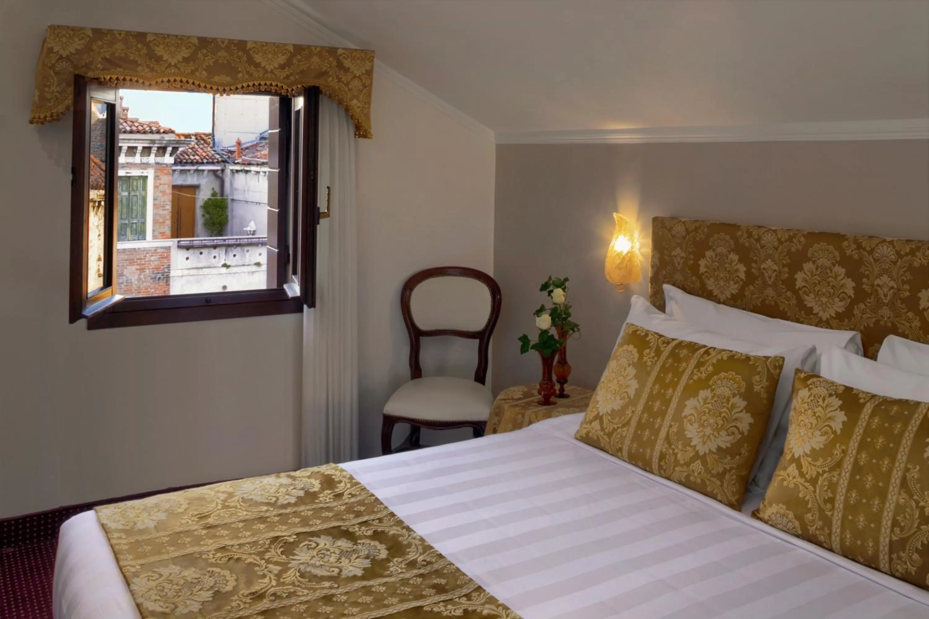 Bed in Hotel Pausania