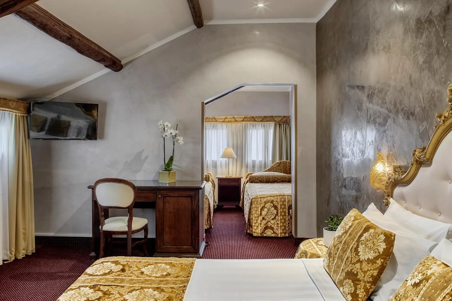 Photo of the whole room, Bed in Hotel Pausania