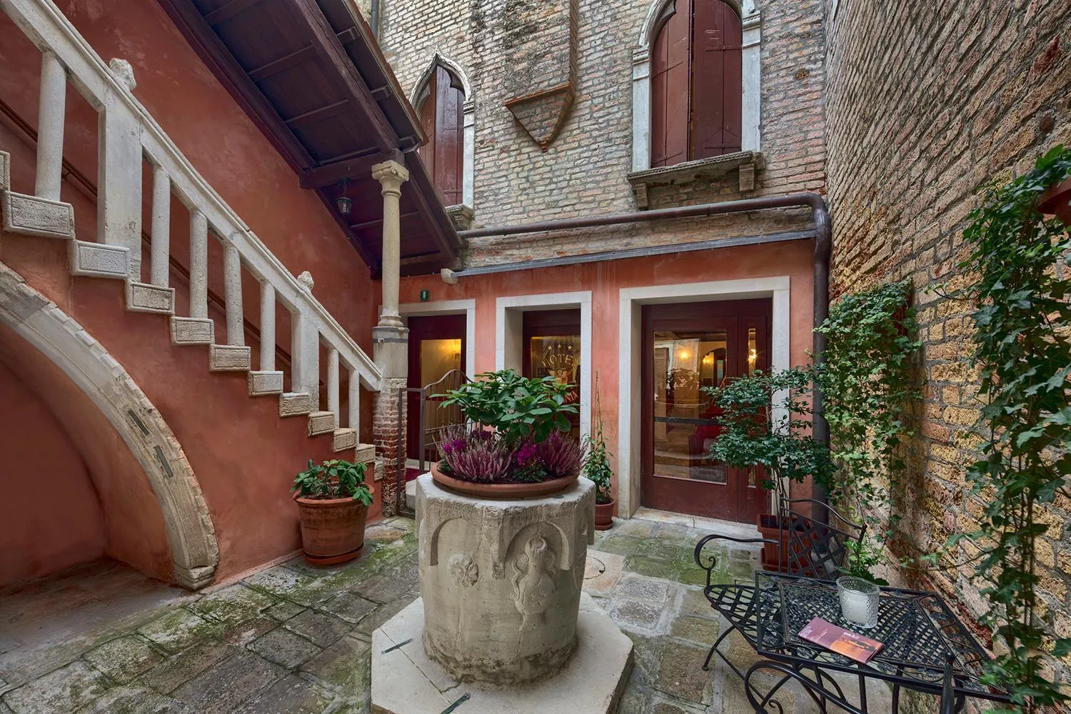 Patio in Hotel Pausania