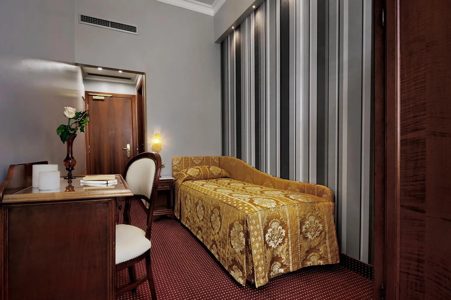 Bed in Hotel Pausania