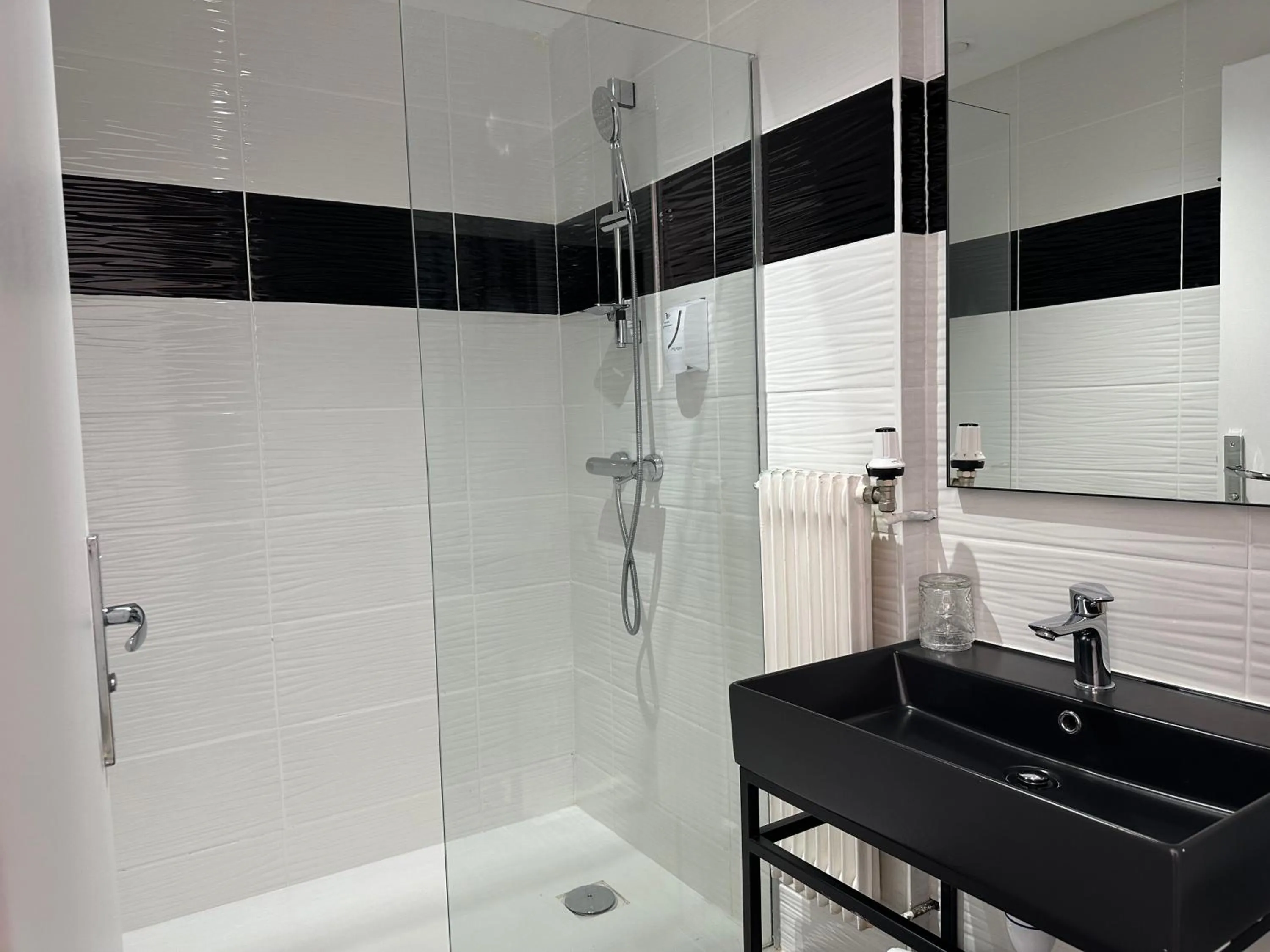 Shower in Hôtel Parc Les Cigognes - Albé