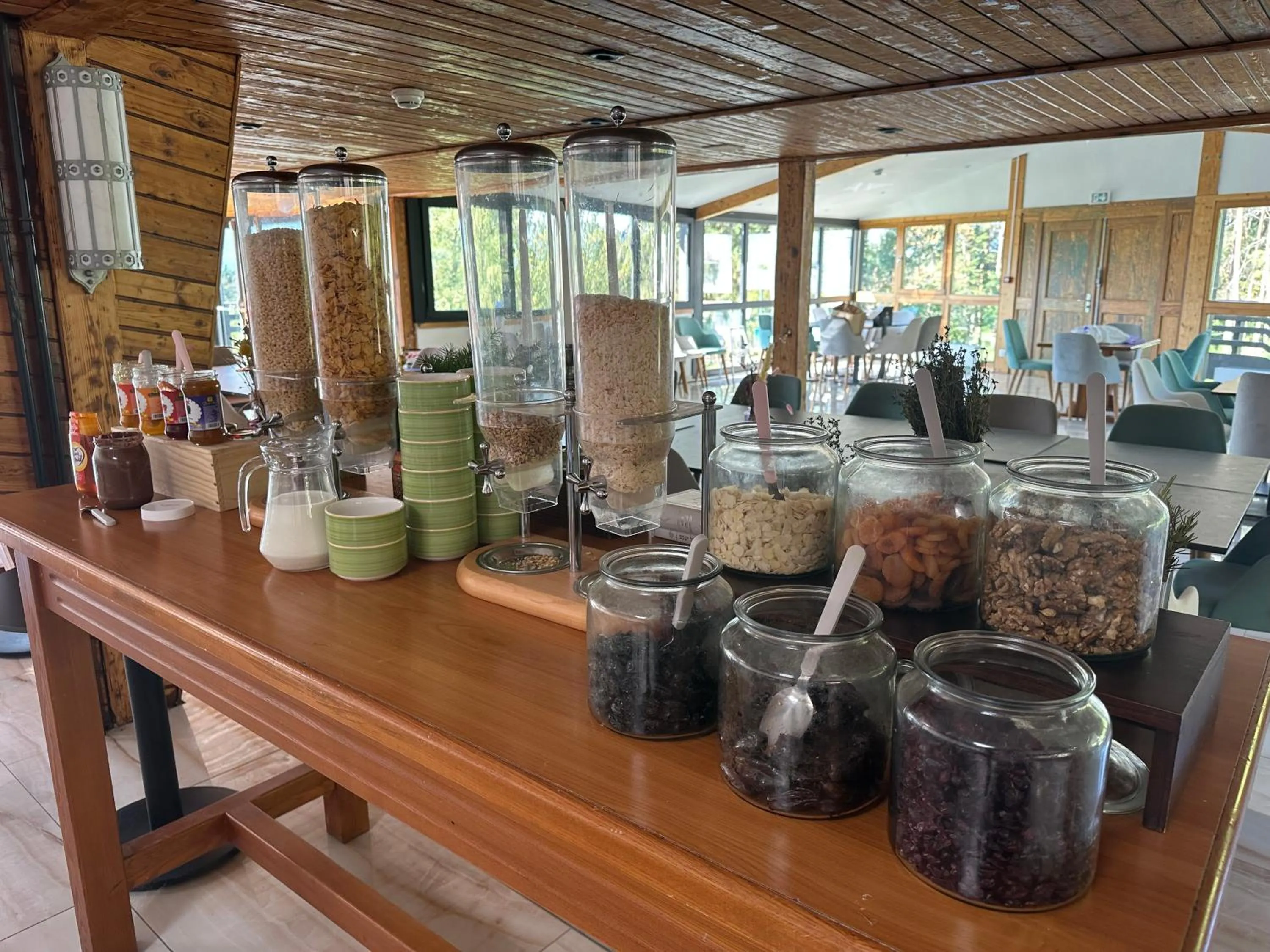 Restaurant/places to eat in Hôtel Parc Les Cigognes - Albé