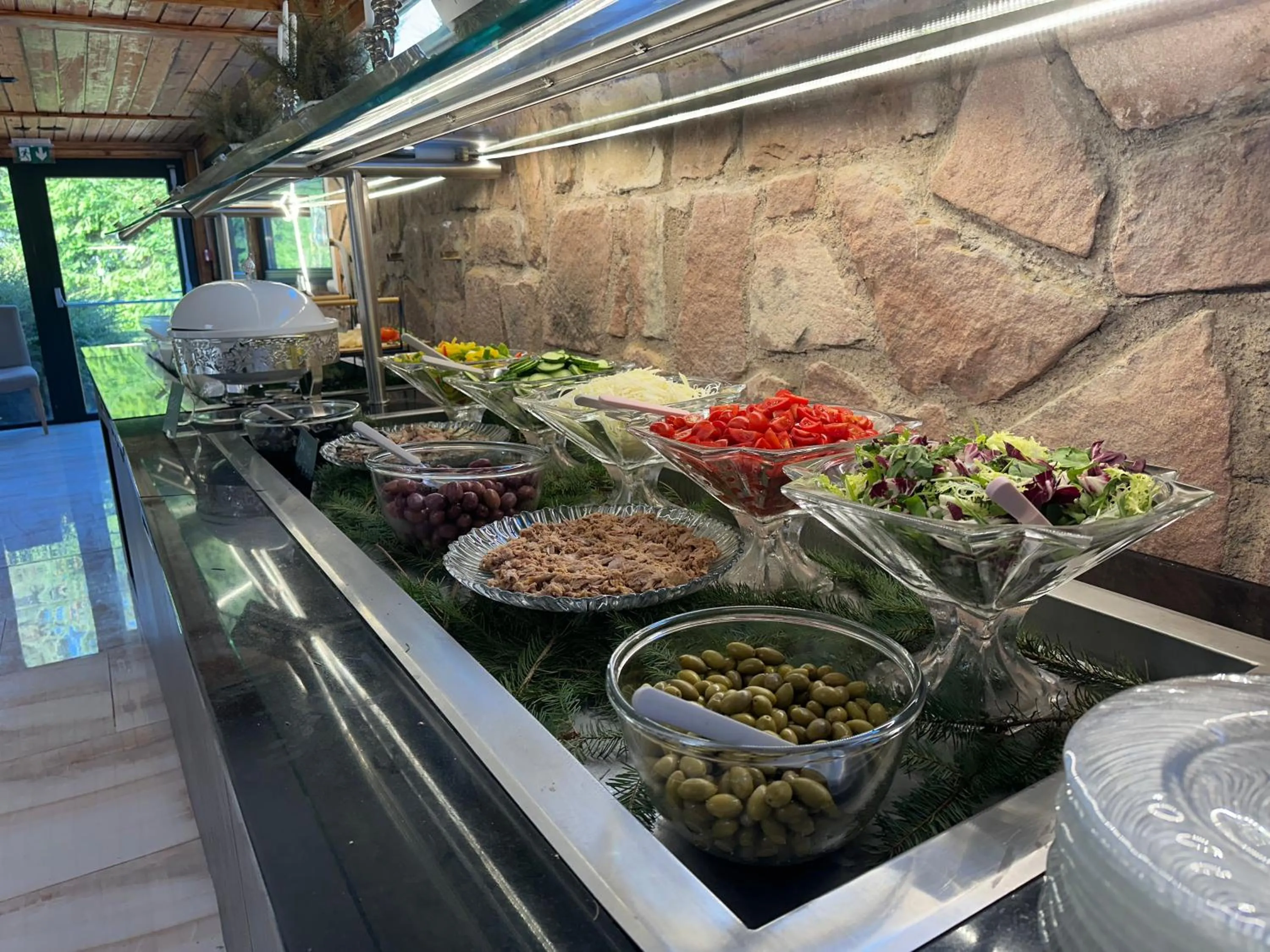 Food and drinks in Hôtel Parc Les Cigognes - Albé